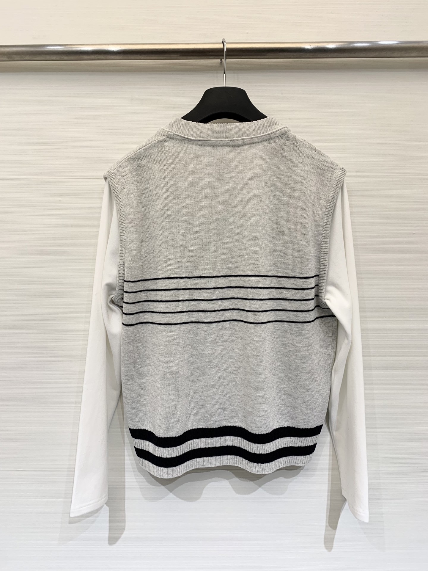 Marni 25秋冬新款 大V领假两件针织长袖 假两件设计 内搭为圆领 外层为大V领 版型较为宽松 适合