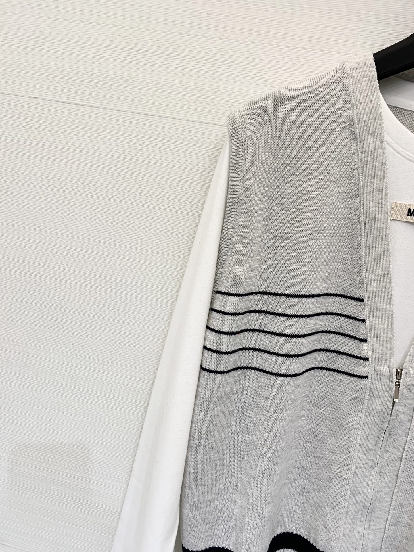 Marni 25秋冬新款 大V领假两件针织长袖 假两件设计 内搭为圆领 外层为大V领 版型较为宽松 适合