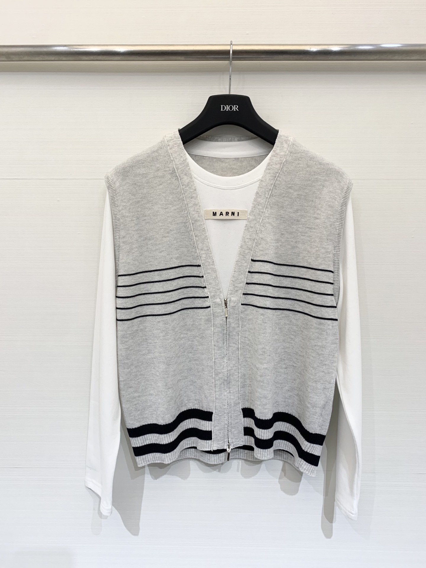 NO:505425,Marni 25 autumn and winter new style, big V neck fake two-piece knitted long sleeves fake two-piece design, inner round neck, outer layer big V neck, looser style, suitable for a variety of figures, suitable for different occasions and seasons, the design style is in line with the current popular retro and frigid style, with a certain degree of fashion, two-color sml,,marni,alexander wang19860909Marni 25秋冬新款 大V领假两件针织长袖 假两件设计 内搭为圆领 外层为大V领 版型较为宽松 适合多种身材 适合不同场合和季节搭配 设计风格符合当前流行的复古和冷淡系风格 具有一定的时尚度 两色sml,,marni,alexander wang,Women's clothing