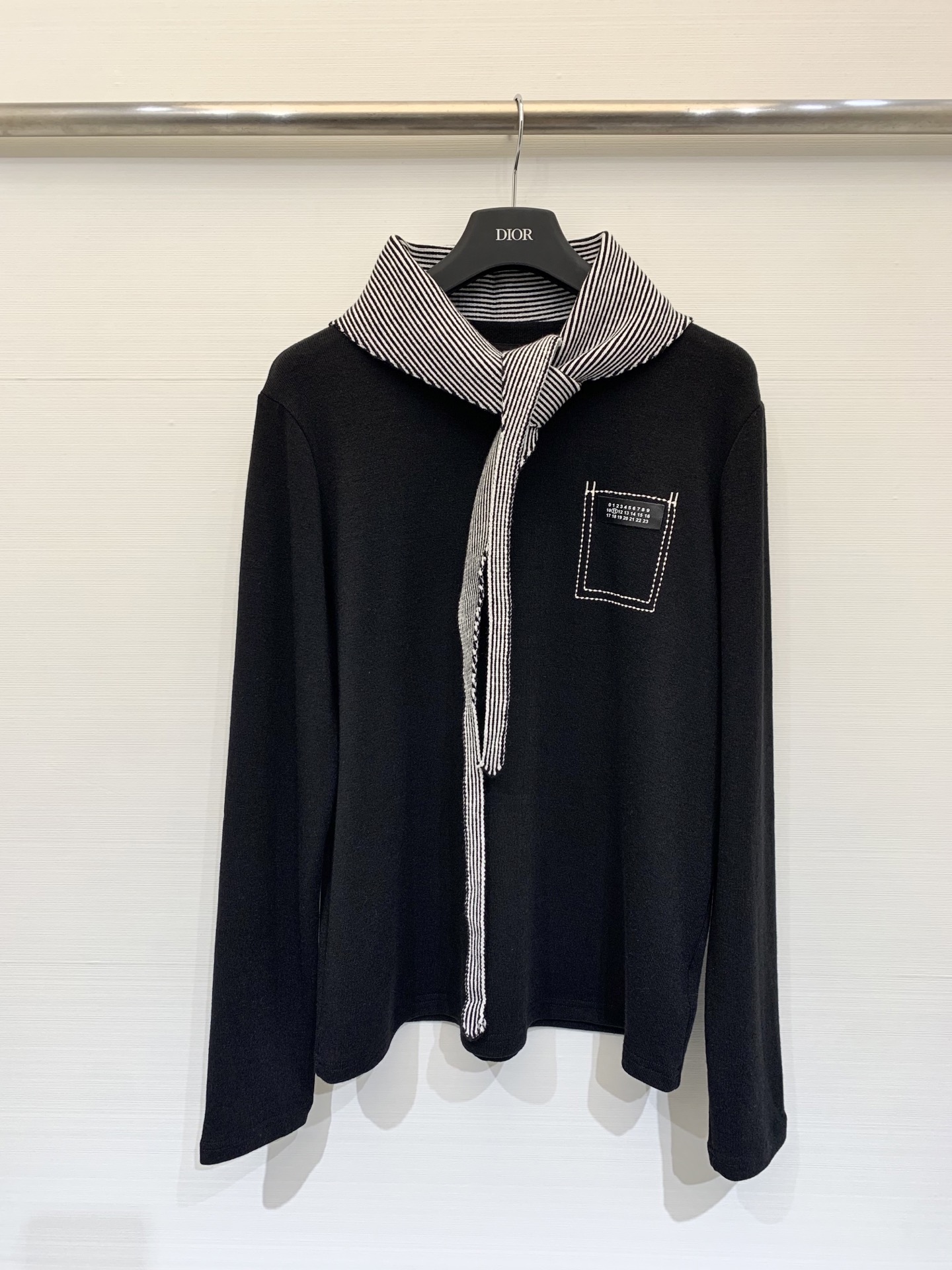 NO:506310,MM6 25 autumn and winter new style striped shawl round neck long sleeve T-shirt shawl design also tied at the waist unlock various ways to wear it. The bright line logo design on the chest highlights the brand tone. Minimalist and high-end white and black. Size sm,,masion margiela,tees,t-shirt,shawls,alexander wang19860909MM6 25秋冬新款 条纹披肩圆领长袖T恤 披肩设计 也系腰处 解锁各种穿法 胸前明线logo设计 彰显品牌调性 极简高级 白色黑色 码数sm,,masion margiela,tees，t-shirt,shawls,alexander wang,Women's clothing