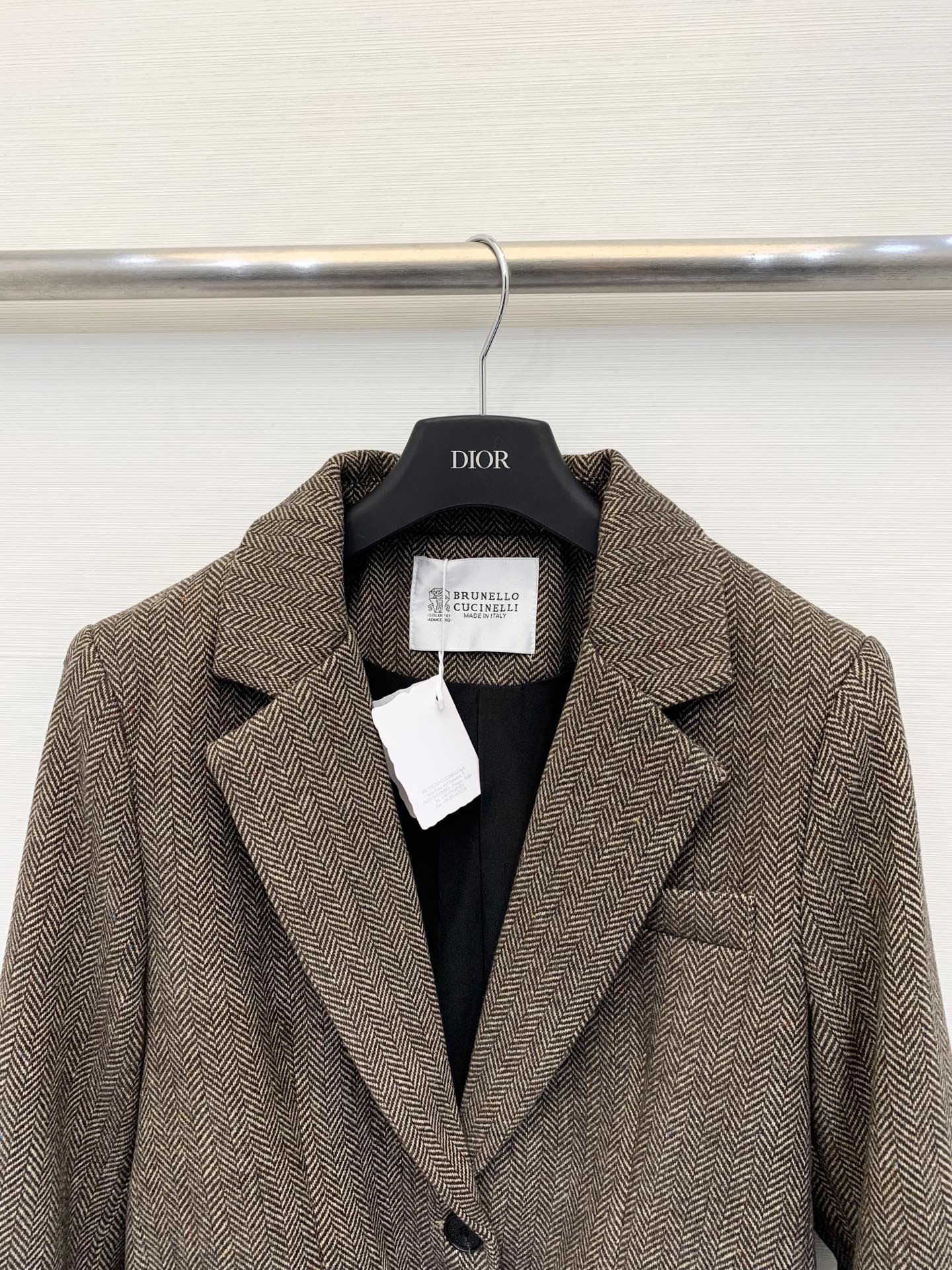 BC 2025FW秋冬新款 翻袖西羊毛西服外套 非常高级的进口质地 仔细看细节 颜色超正 上身非常飒爽 