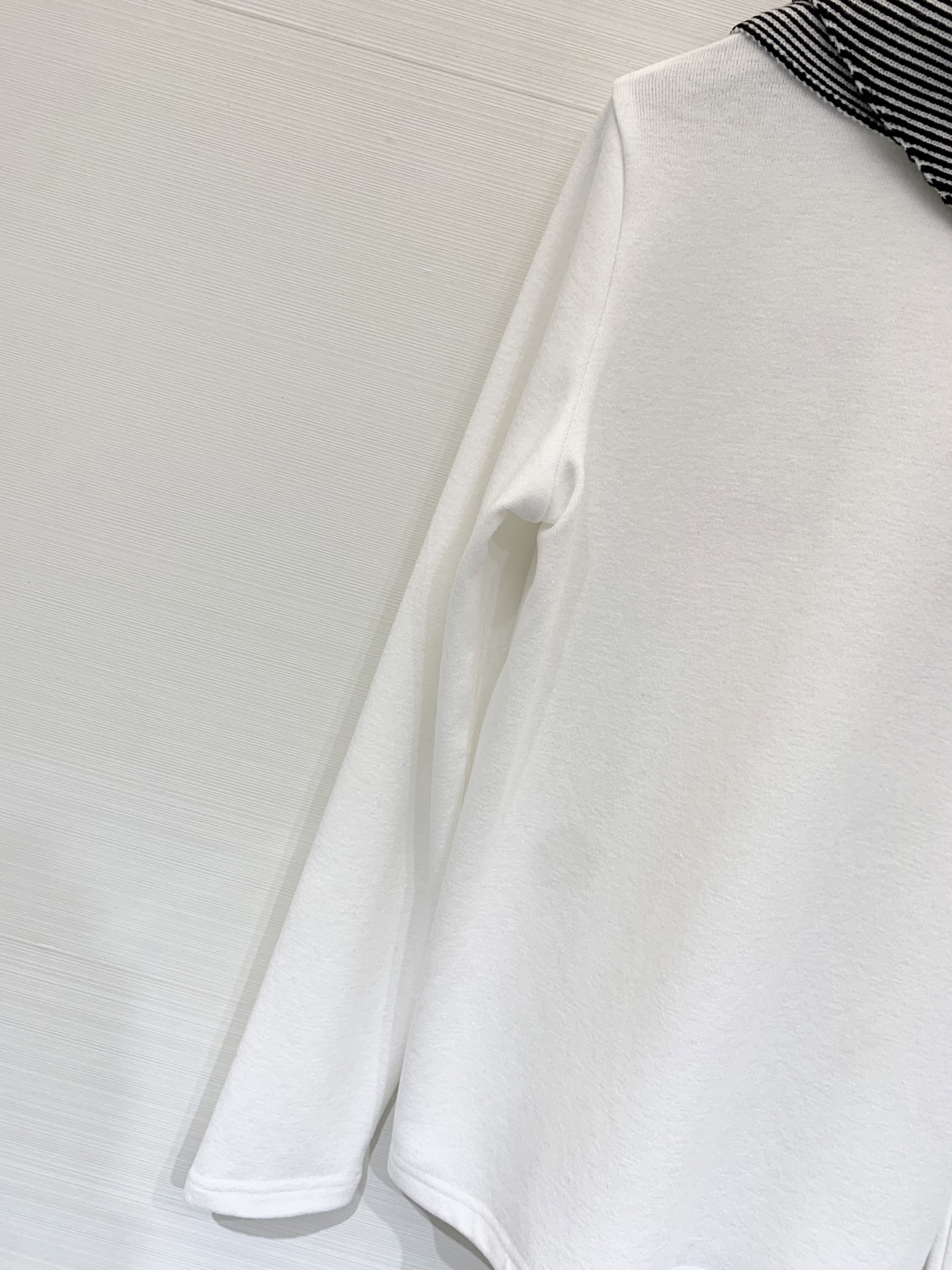 MM6 25秋冬新款 条纹披肩圆领长袖T恤 披肩设计 也🉑系腰处 解锁各种穿法 胸前明线logo设计 彰