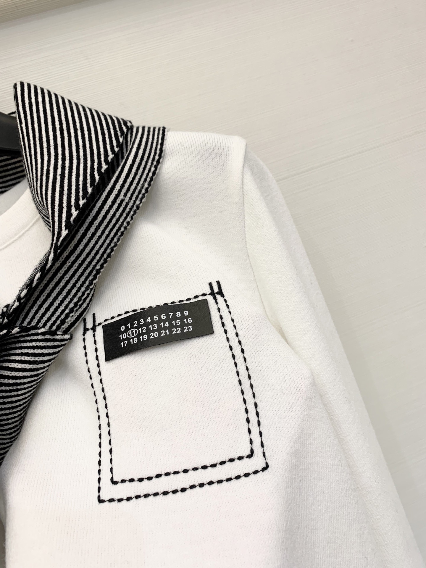 MM6 25秋冬新款 条纹披肩圆领长袖T恤 披肩设计 也🉑系腰处 解锁各种穿法 胸前明线logo设计 彰