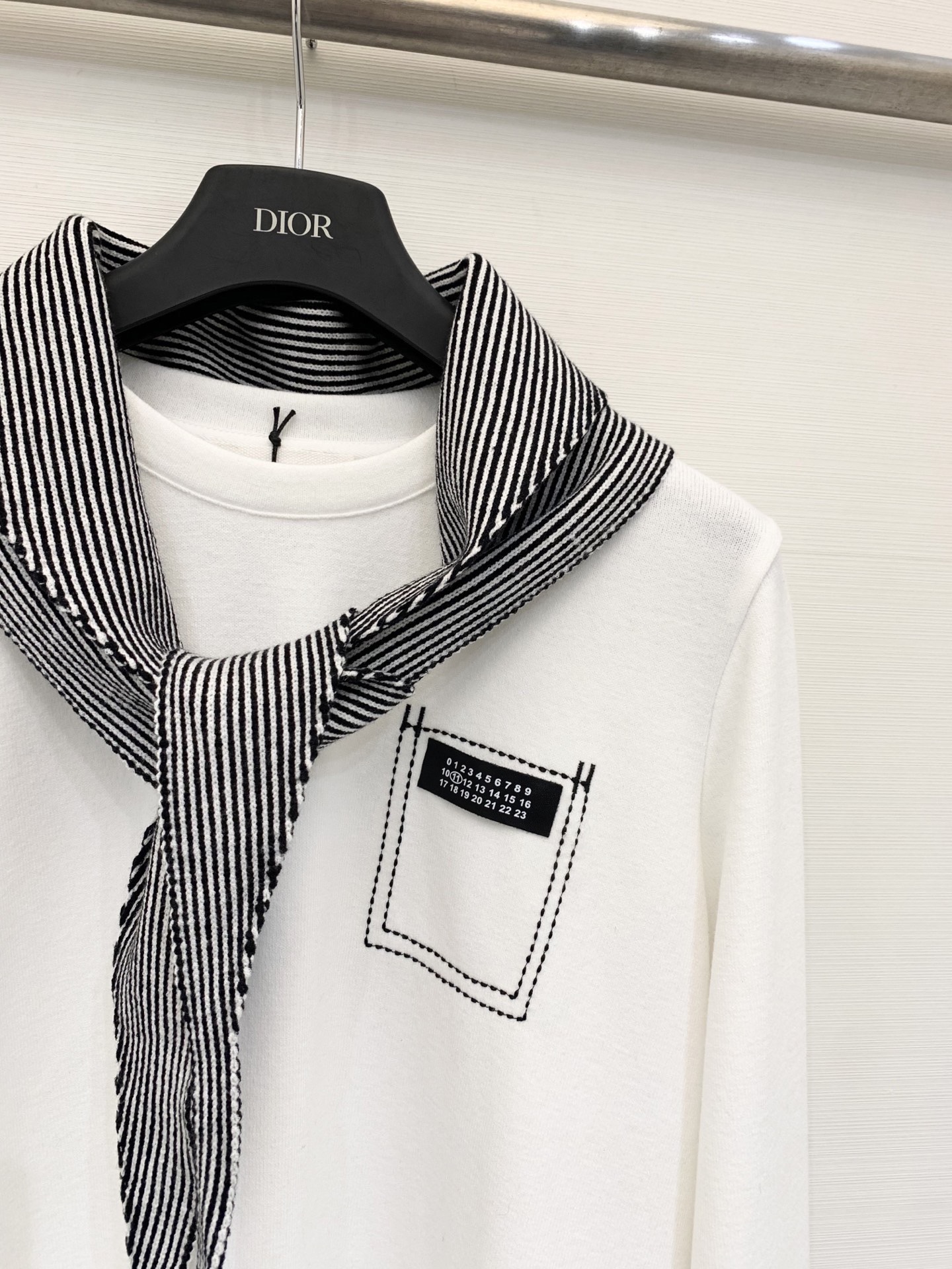 MM6 25秋冬新款 条纹披肩圆领长袖T恤 披肩设计 也🉑系腰处 解锁各种穿法 胸前明线logo设计 彰