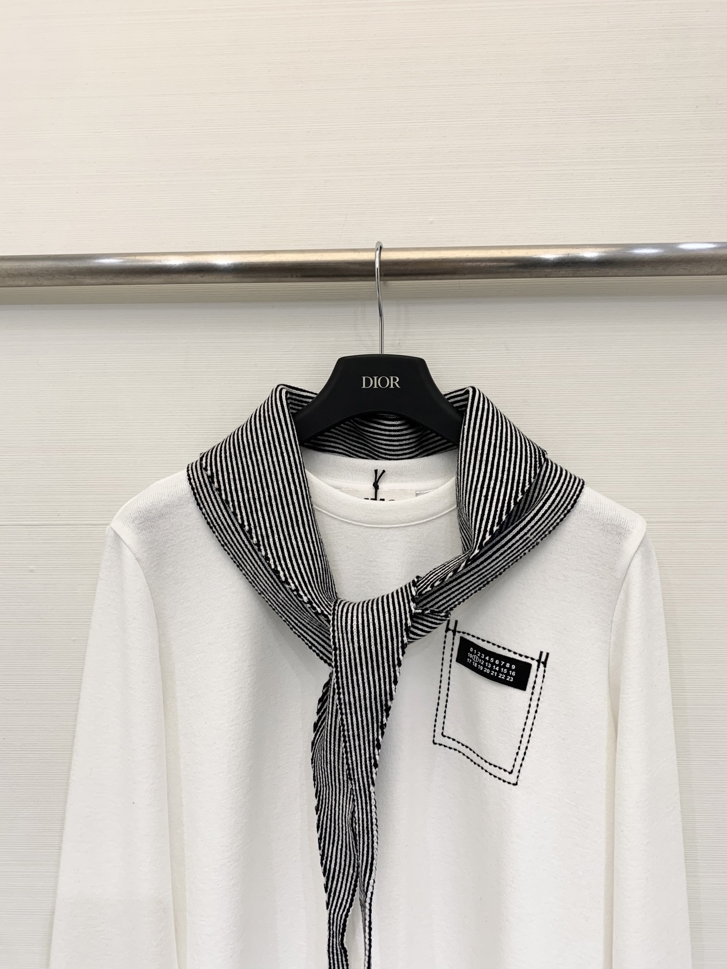 MM6 25秋冬新款 条纹披肩圆领长袖T恤 披肩设计 也🉑系腰处 解锁各种穿法 胸前明线logo设计 彰