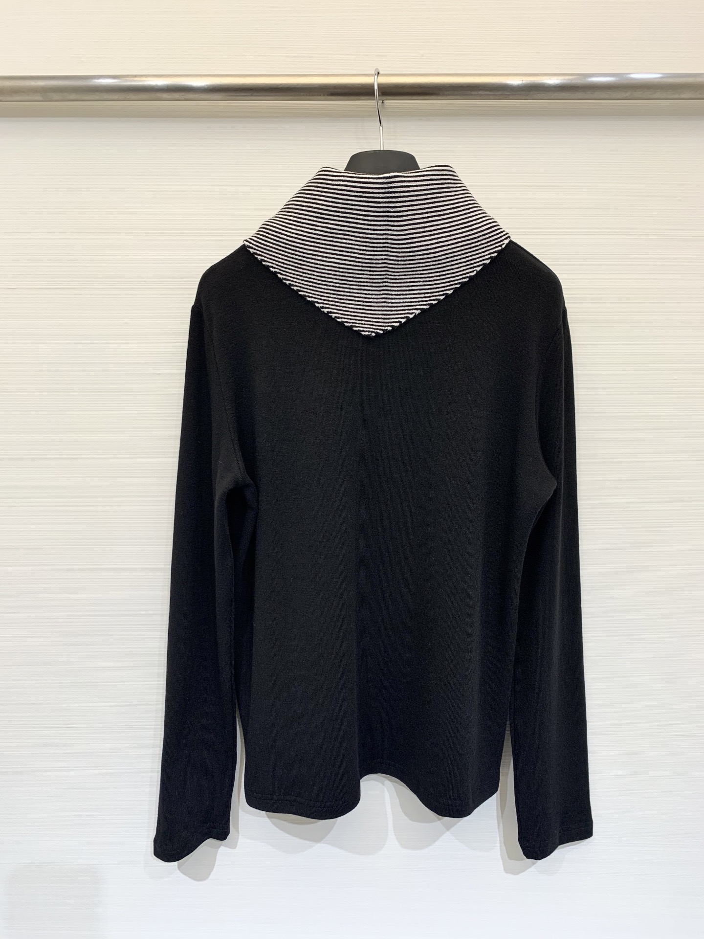 MM6 25秋冬新款 条纹披肩圆领长袖T恤 披肩设计 也🉑系腰处 解锁各种穿法 胸前明线logo设计 彰