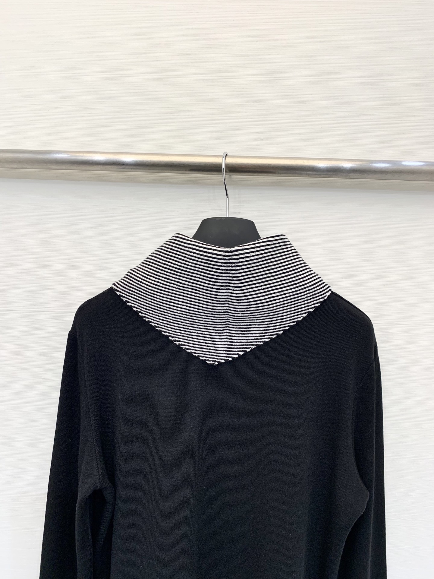 MM6 25秋冬新款 条纹披肩圆领长袖T恤 披肩设计 也🉑系腰处 解锁各种穿法 胸前明线logo设计 彰