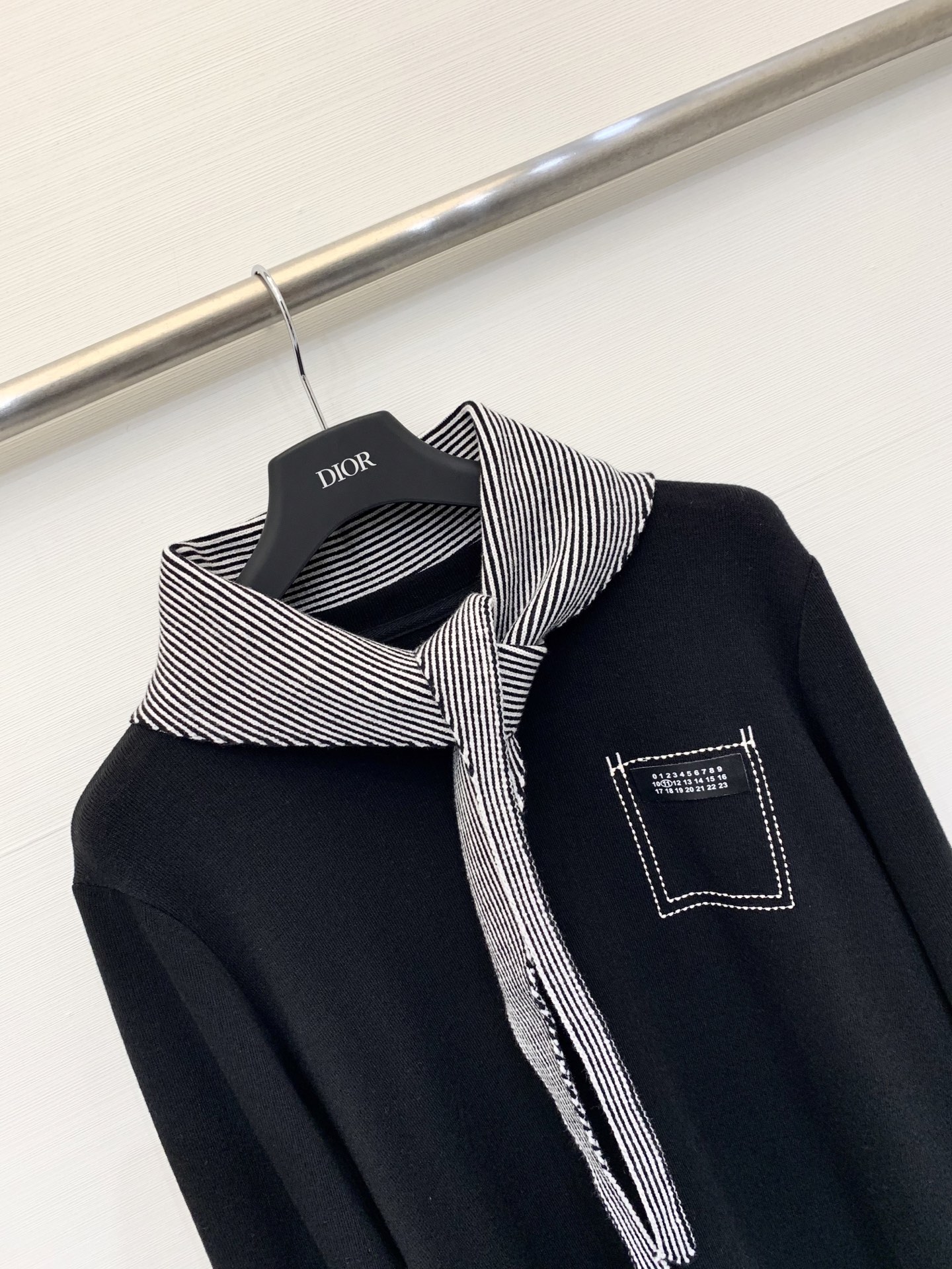 MM6 25秋冬新款 条纹披肩圆领长袖T恤 披肩设计 也🉑系腰处 解锁各种穿法 胸前明线logo设计 彰