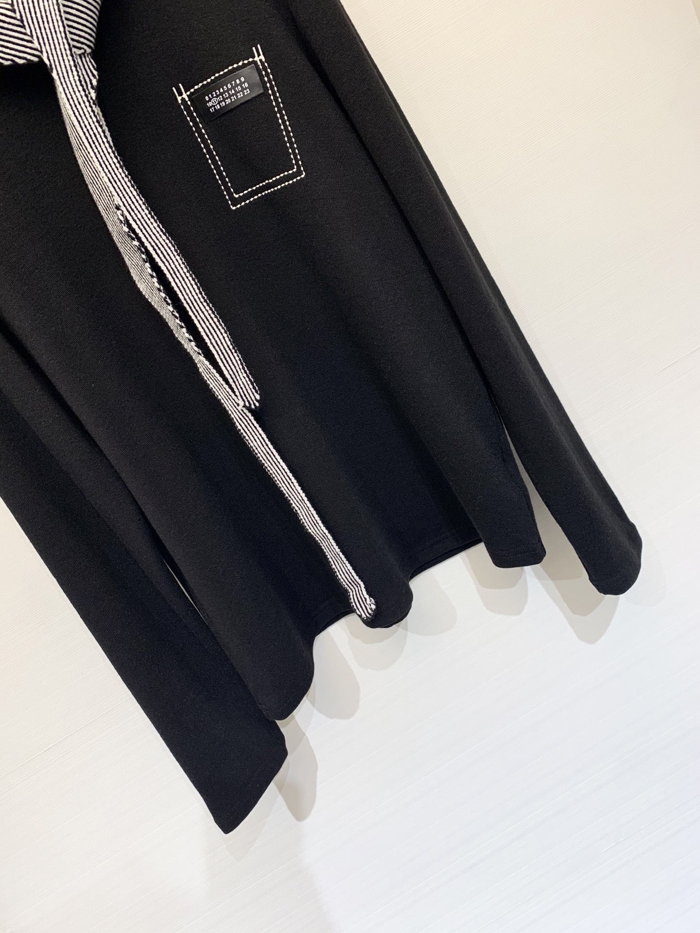 MM6 25秋冬新款 条纹披肩圆领长袖T恤 披肩设计 也🉑系腰处 解锁各种穿法 胸前明线logo设计 彰