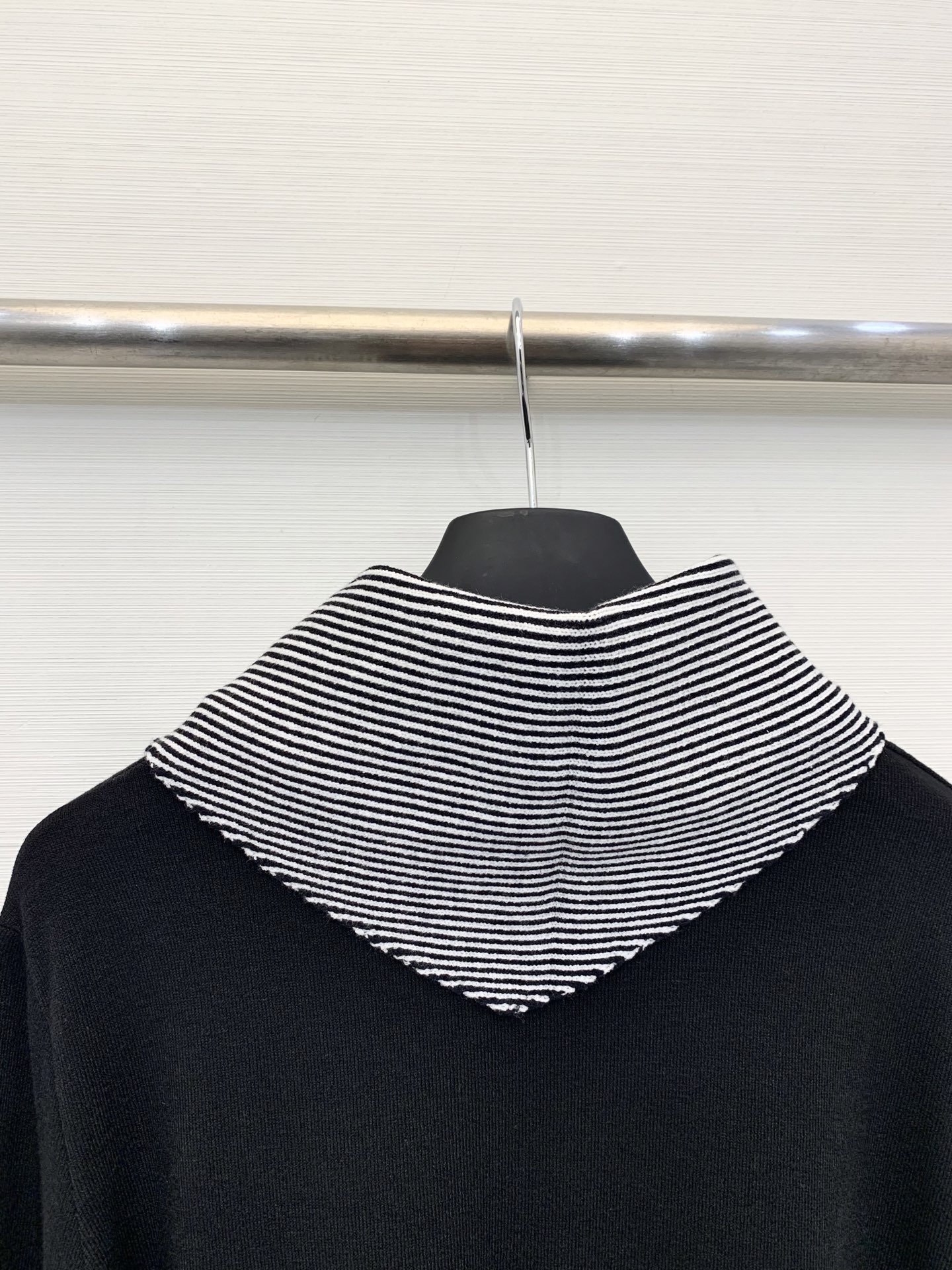 MM6 25秋冬新款 条纹披肩圆领长袖T恤 披肩设计 也🉑系腰处 解锁各种穿法 胸前明线logo设计 彰