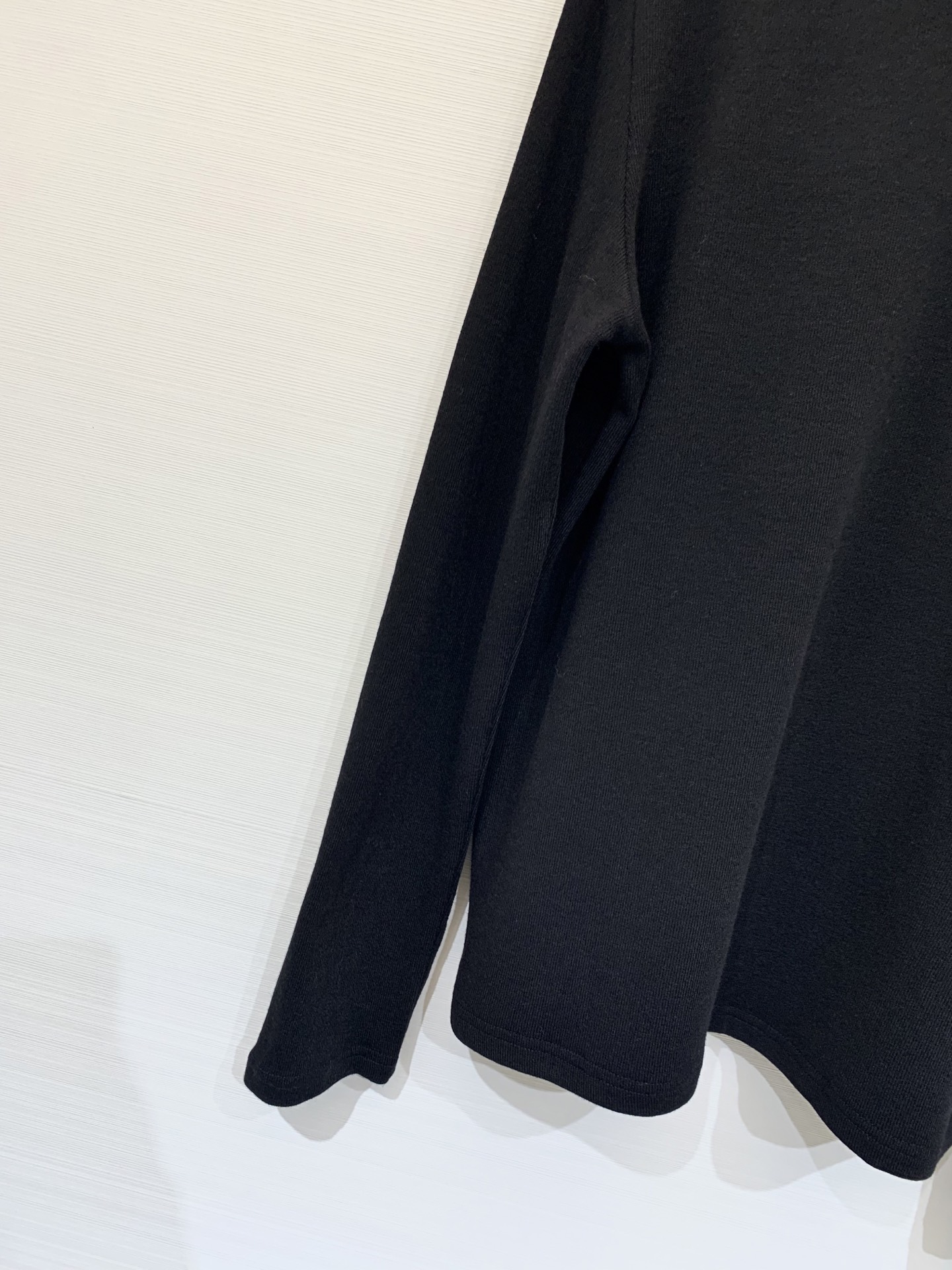 MM6 25秋冬新款 条纹披肩圆领长袖T恤 披肩设计 也🉑系腰处 解锁各种穿法 胸前明线logo设计 彰