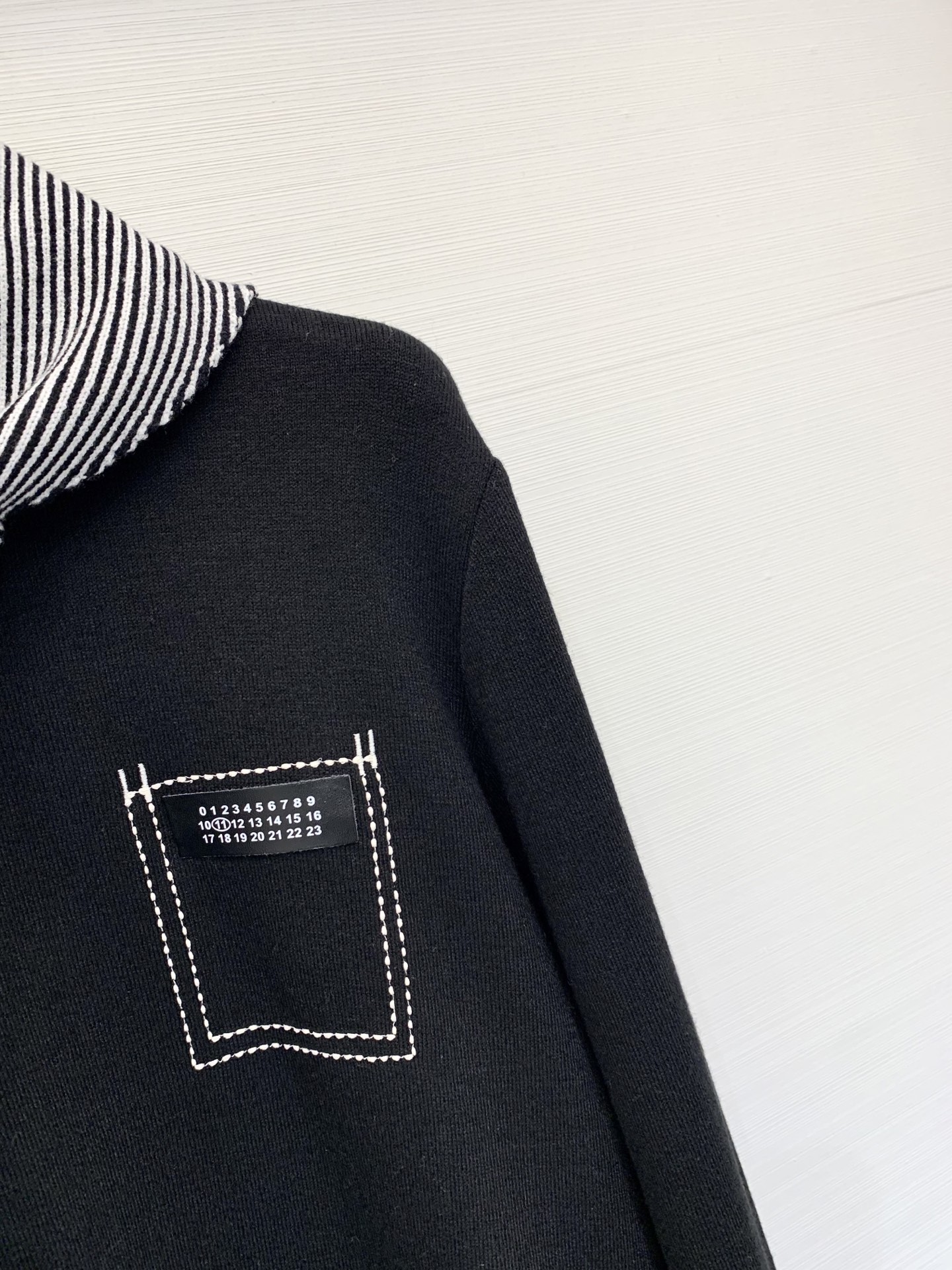 MM6 25秋冬新款 条纹披肩圆领长袖T恤 披肩设计 也🉑系腰处 解锁各种穿法 胸前明线logo设计 彰