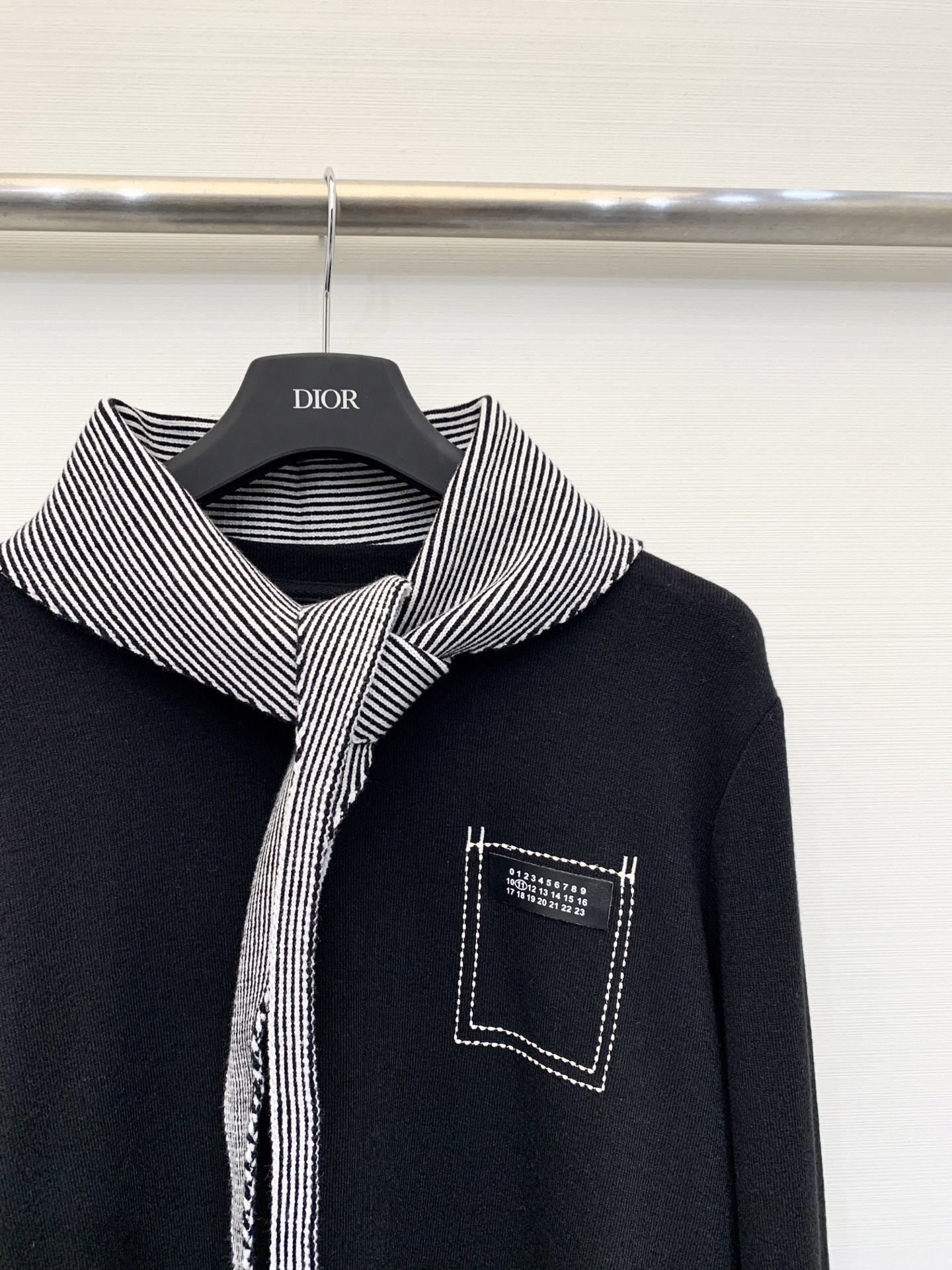 MM6 25秋冬新款 条纹披肩圆领长袖T恤 披肩设计 也🉑系腰处 解锁各种穿法 胸前明线logo设计 彰