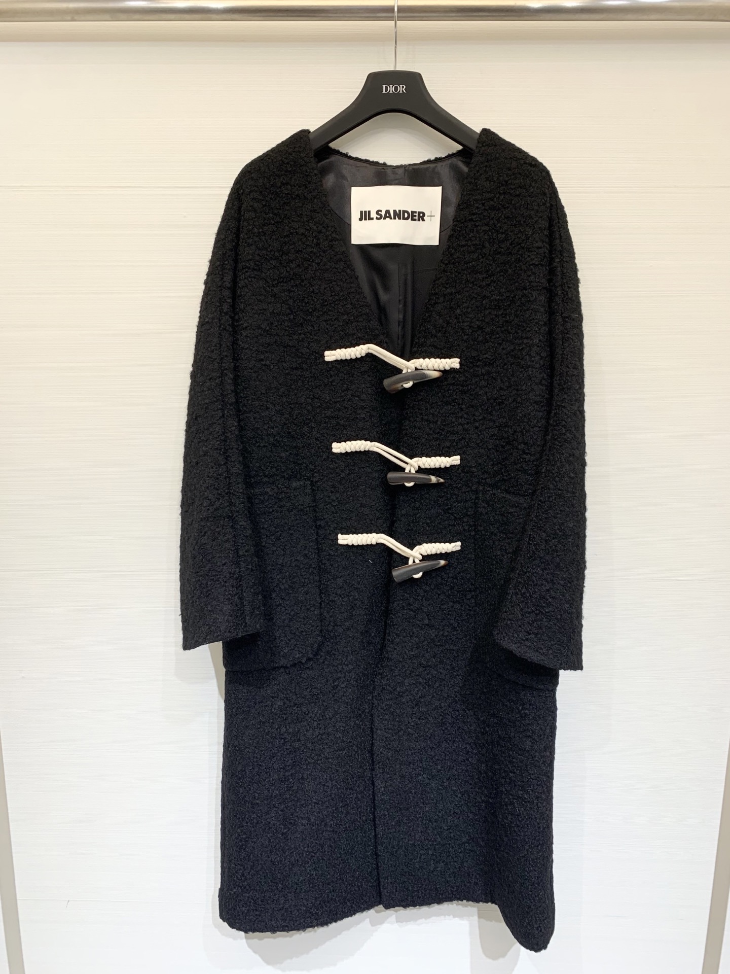 NO:506951,P-with dust bag JILSANDER classic hit, autumn and winter hit, sheep horn button-necked wool coat, lining design is more comfortable, black contrasting color design is very versatile and age-reducing, the upper body effect directly makes up for a minimalist and light luxury atmosphere, the inner wear can be matched casually, layering more prominent and layered white, black sml, jil sander, alexander wang19860909P-配防尘袋JILSANDER 经典大爆款 秋冬爆款 羊角扣领羊毛大衣 里衬设计更加舒适 黑色系撞色设计非常百搭又减龄 上身效果直接弥补一股极简轻奢的气息 内搭随意搭配即可 叠穿更加突出层次感 白色 黑色sml,,jil sander,alexander wang,Women's clothing