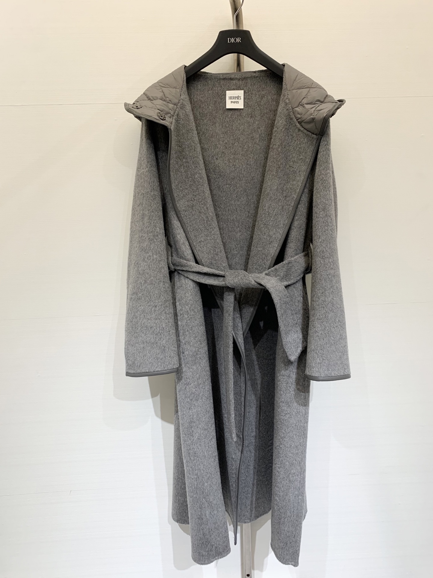 Hermes 25秋冬新款 羊皮包边连帽羊毛大衣 配腰带设计 羽绒帽拼接 高级大气 三色sml