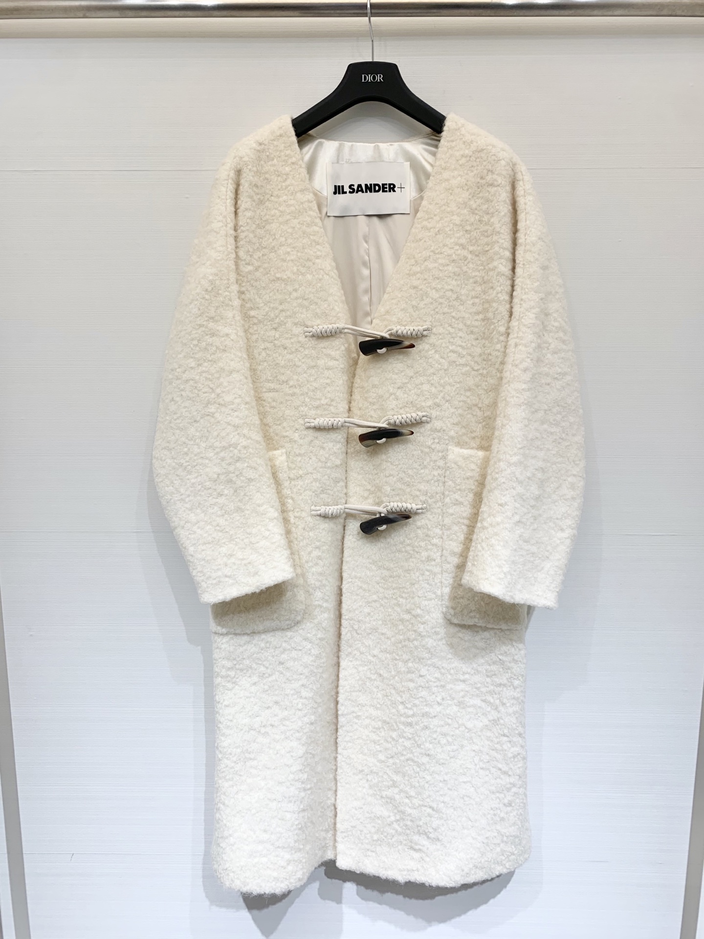 JILSANDER 经典大爆款 🆕秋冬爆款 羊角扣𝐕领羊毛大衣 里衬设计更加舒适 黑色系撞色设计非常百搭