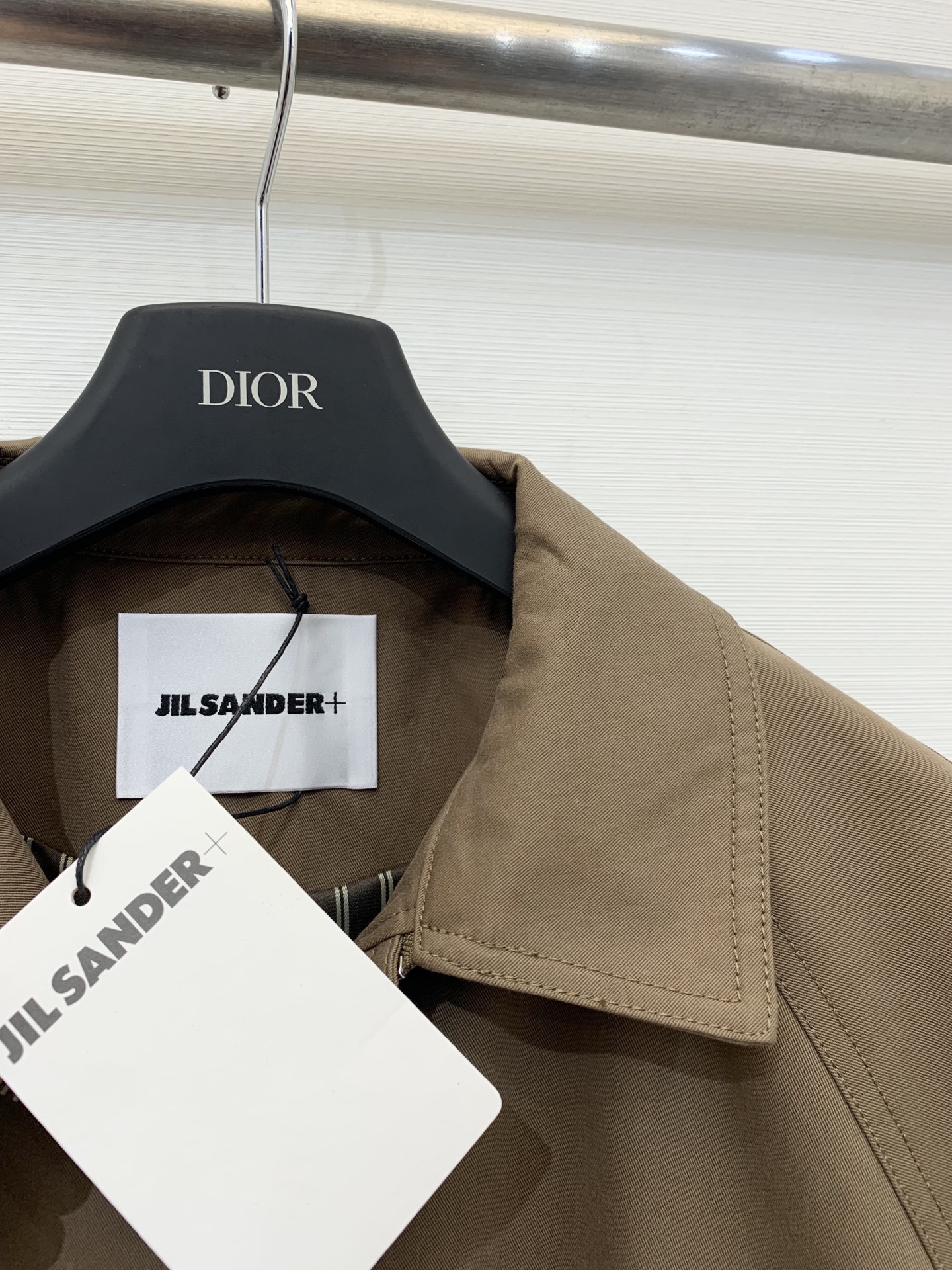 JILSANDER 25秋季新款 收腰风衣外套 实用又时髦的穿搭选择 后背下摆皮牌logo点缀 偏中长款