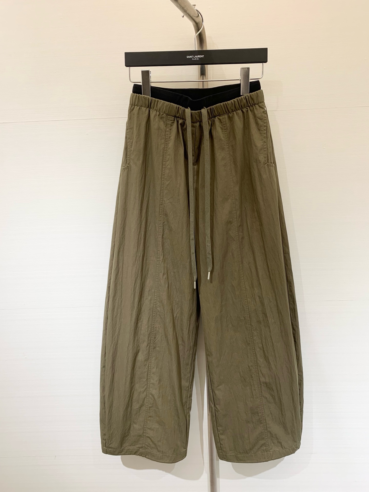 MM6 25早秋新款 拼接抽绳天丝棉牛仔裤 镰刀版型 包容性极好 撞色腰头视觉冲击 极具设计感的爆款单品