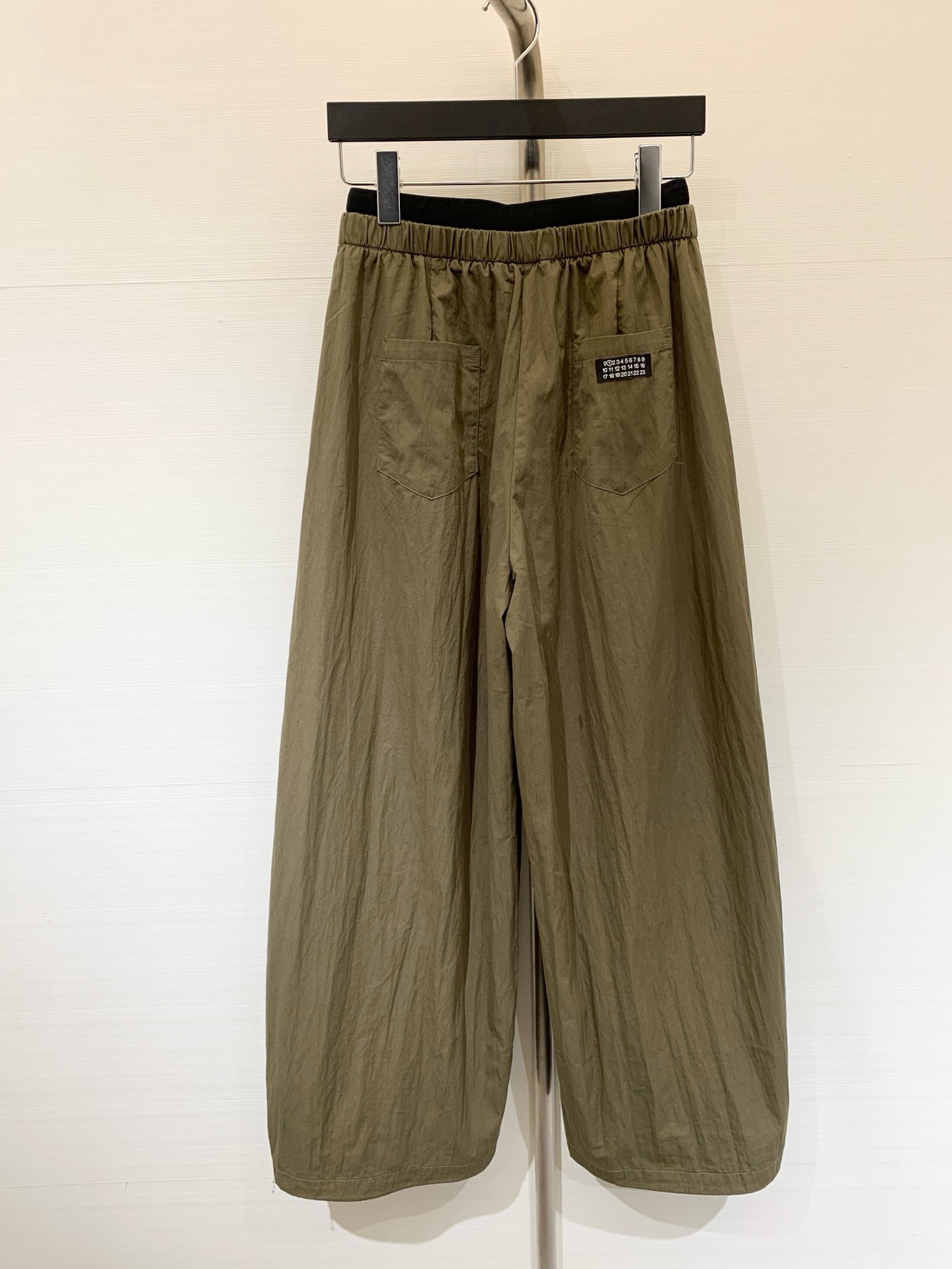 MM6 25早秋新款 拼接抽绳天丝棉牛仔裤 镰刀版型 包容性极好 撞色腰头视觉冲击 极具设计感的爆款单品