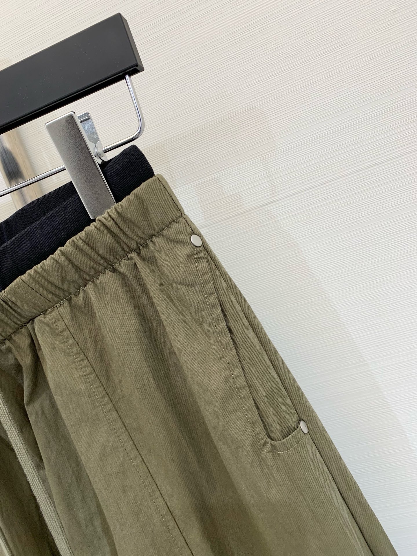 MM6 25早秋新款 拼接抽绳天丝棉牛仔裤 镰刀版型 包容性极好 撞色腰头视觉冲击 极具设计感的爆款单品