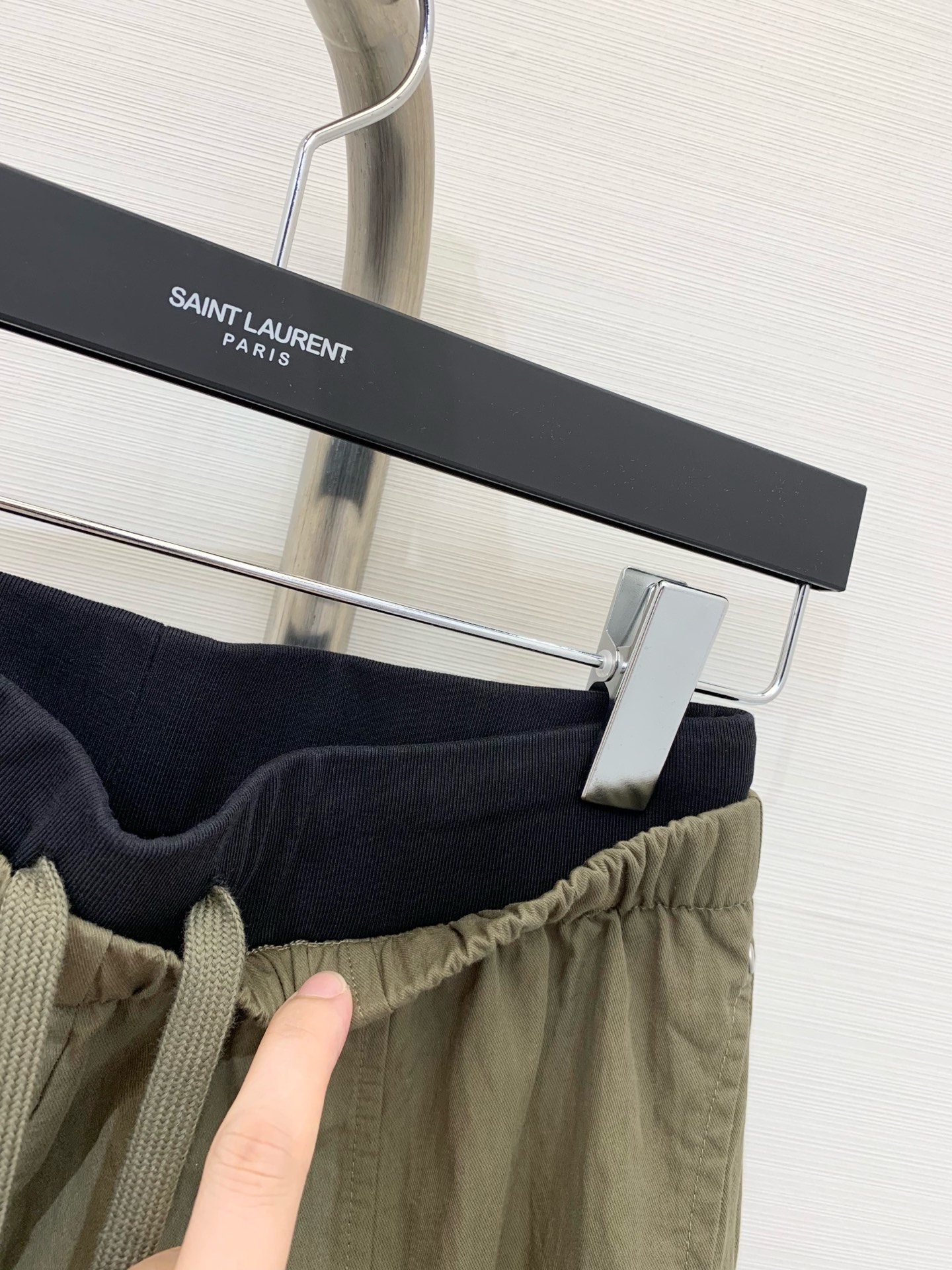 MM6 25早秋新款 拼接抽绳天丝棉牛仔裤 镰刀版型 包容性极好 撞色腰头视觉冲击 极具设计感的爆款单品