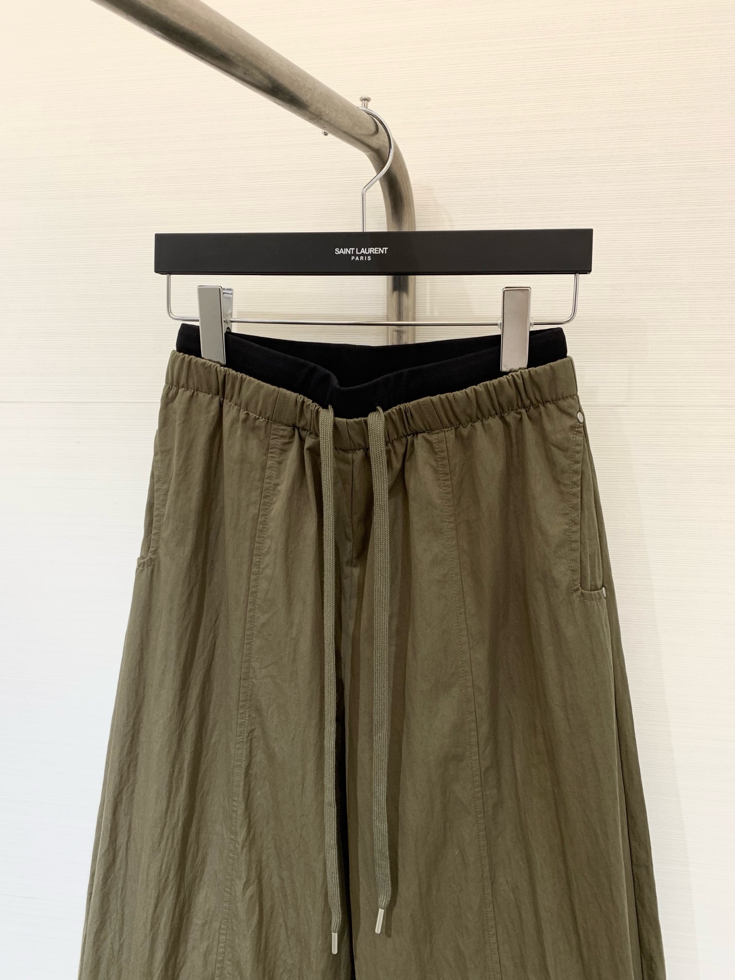 MM6 25早秋新款 拼接抽绳天丝棉牛仔裤 镰刀版型 包容性极好 撞色腰头视觉冲击 极具设计感的爆款单品