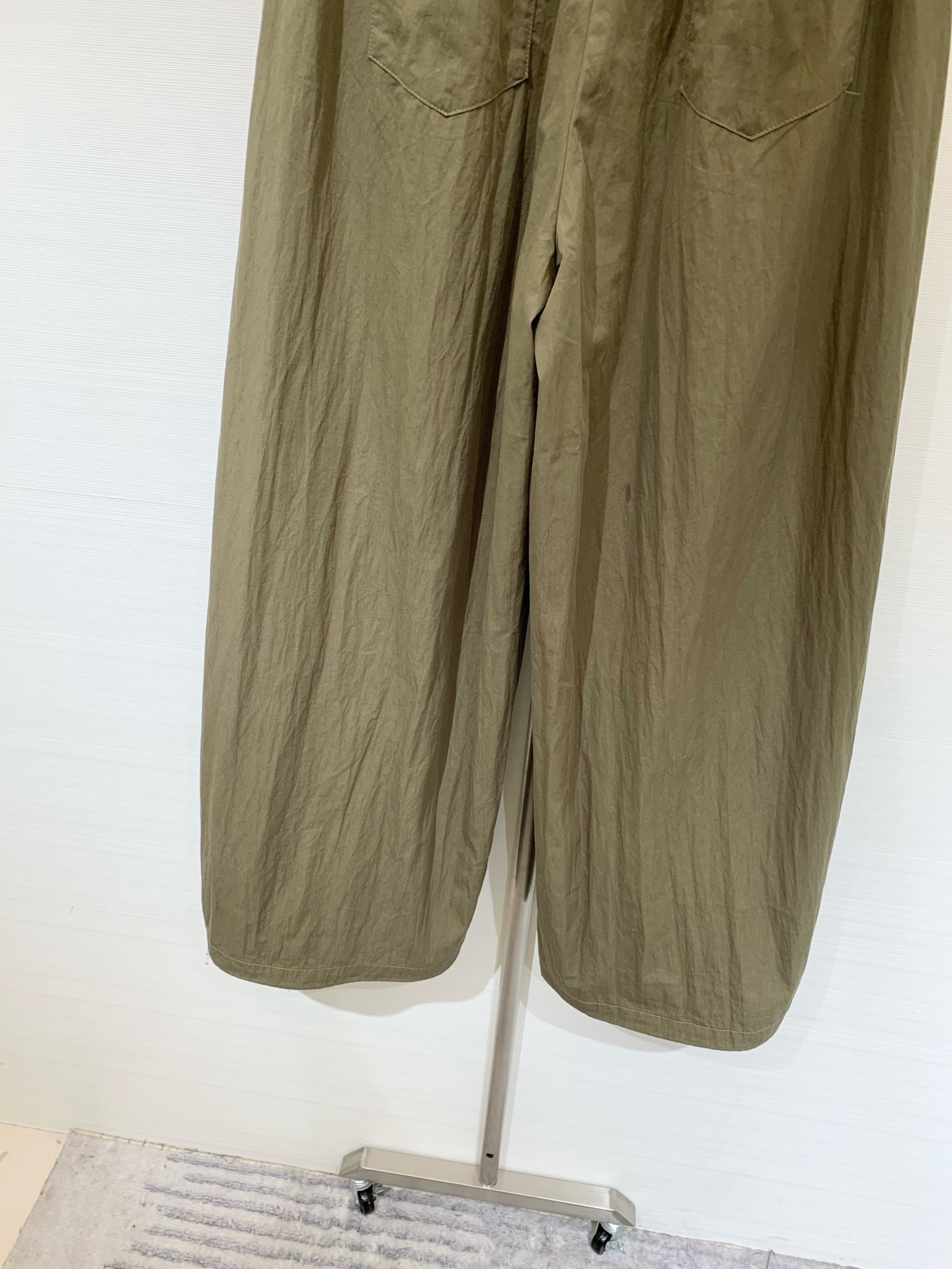 MM6 25早秋新款 拼接抽绳天丝棉牛仔裤 镰刀版型 包容性极好 撞色腰头视觉冲击 极具设计感的爆款单品