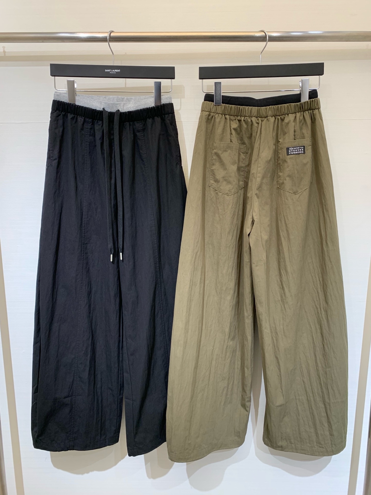 MM6 25早秋新款 拼接抽绳天丝棉牛仔裤 镰刀版型 包容性极好 撞色腰头视觉冲击 极具设计感的爆款单品