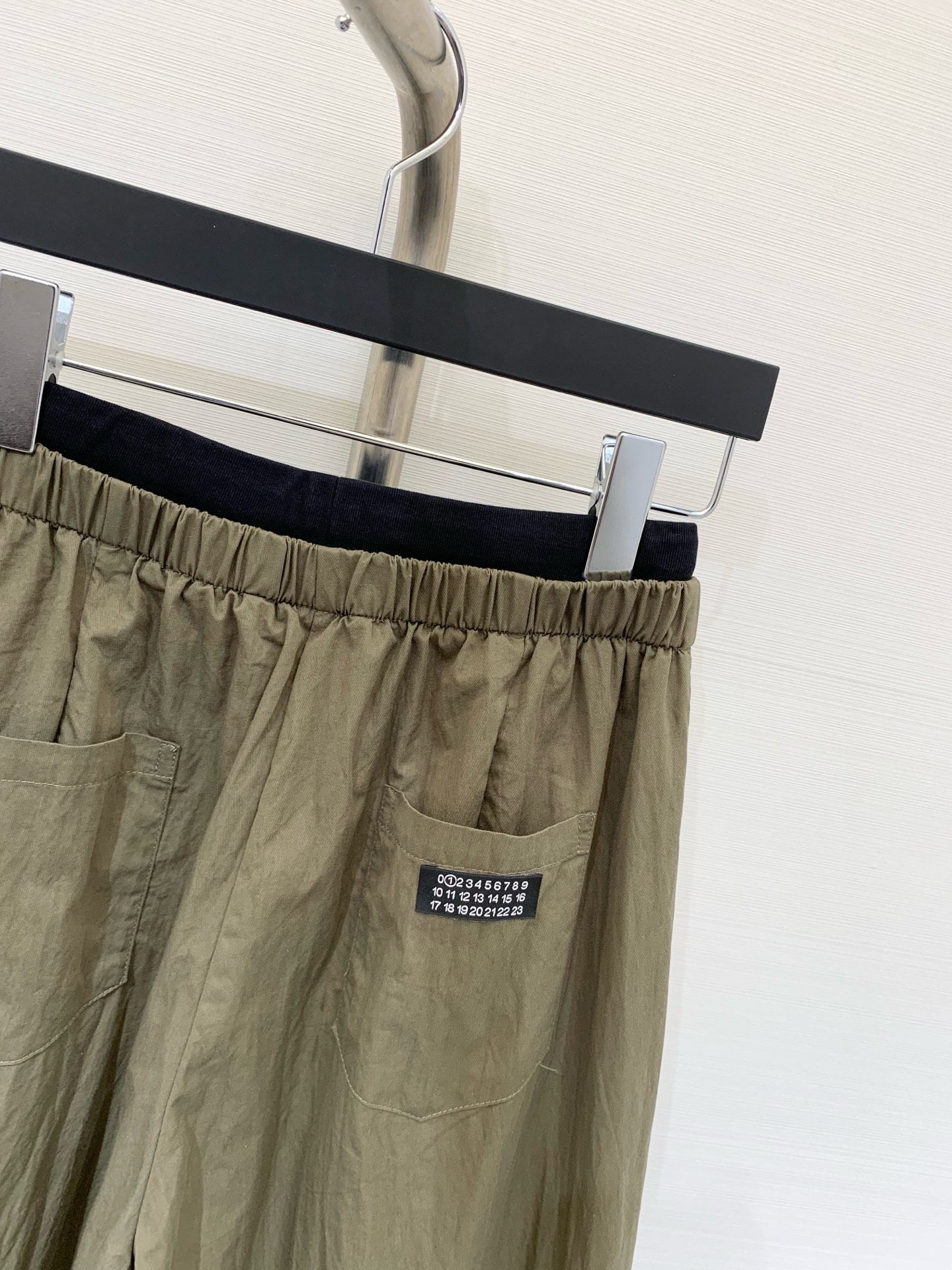 MM6 25早秋新款 拼接抽绳天丝棉牛仔裤 镰刀版型 包容性极好 撞色腰头视觉冲击 极具设计感的爆款单品