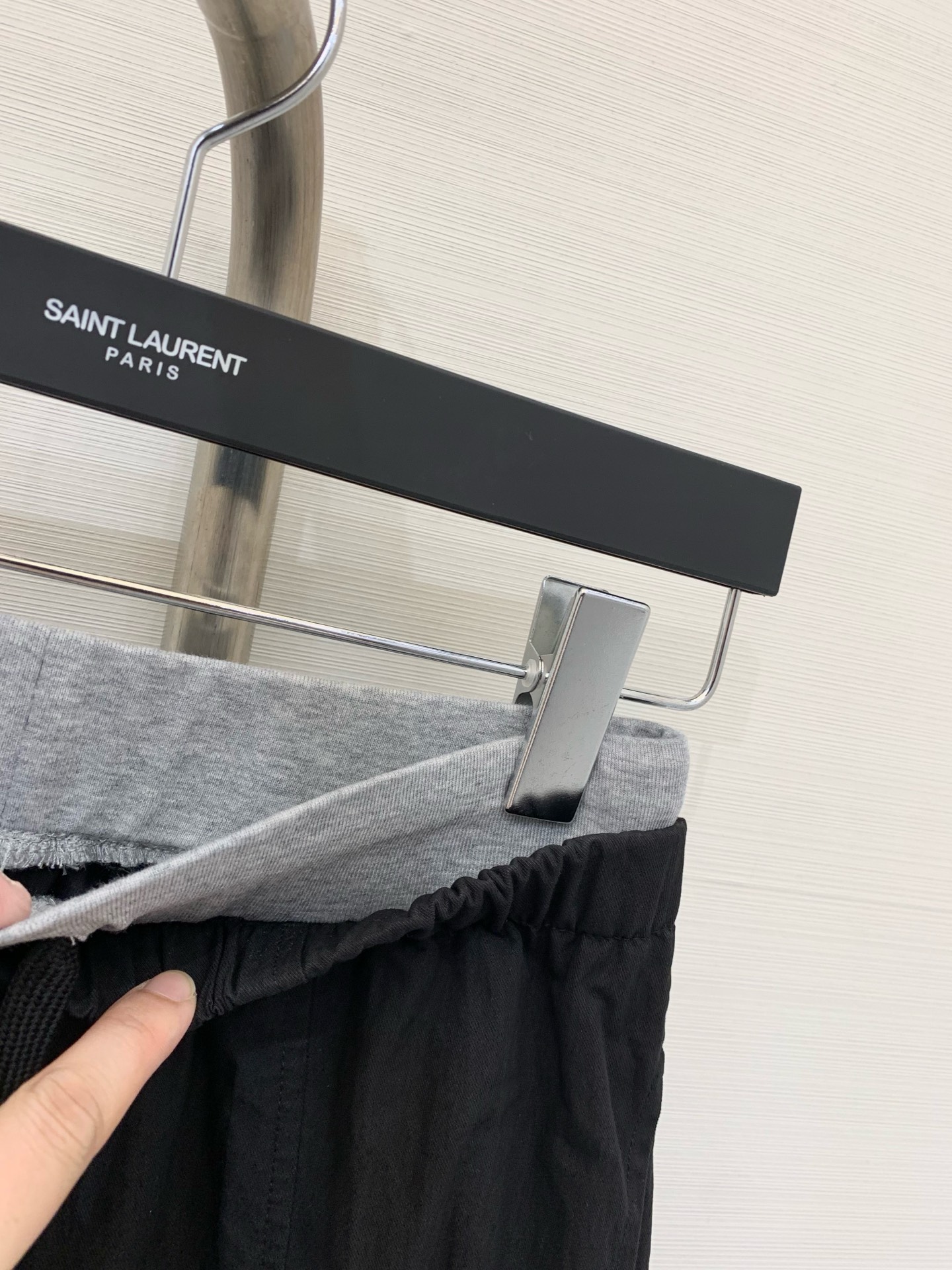 MM6 25早秋新款 拼接抽绳天丝棉牛仔裤 镰刀版型 包容性极好 撞色腰头视觉冲击 极具设计感的爆款单品