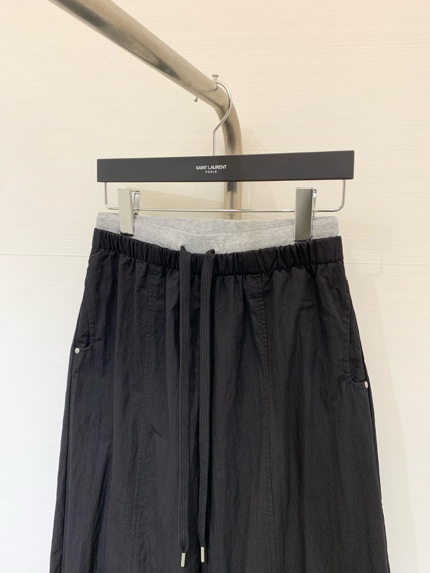 MM6 25早秋新款 拼接抽绳天丝棉牛仔裤 镰刀版型 包容性极好 撞色腰头视觉冲击 极具设计感的爆款单品