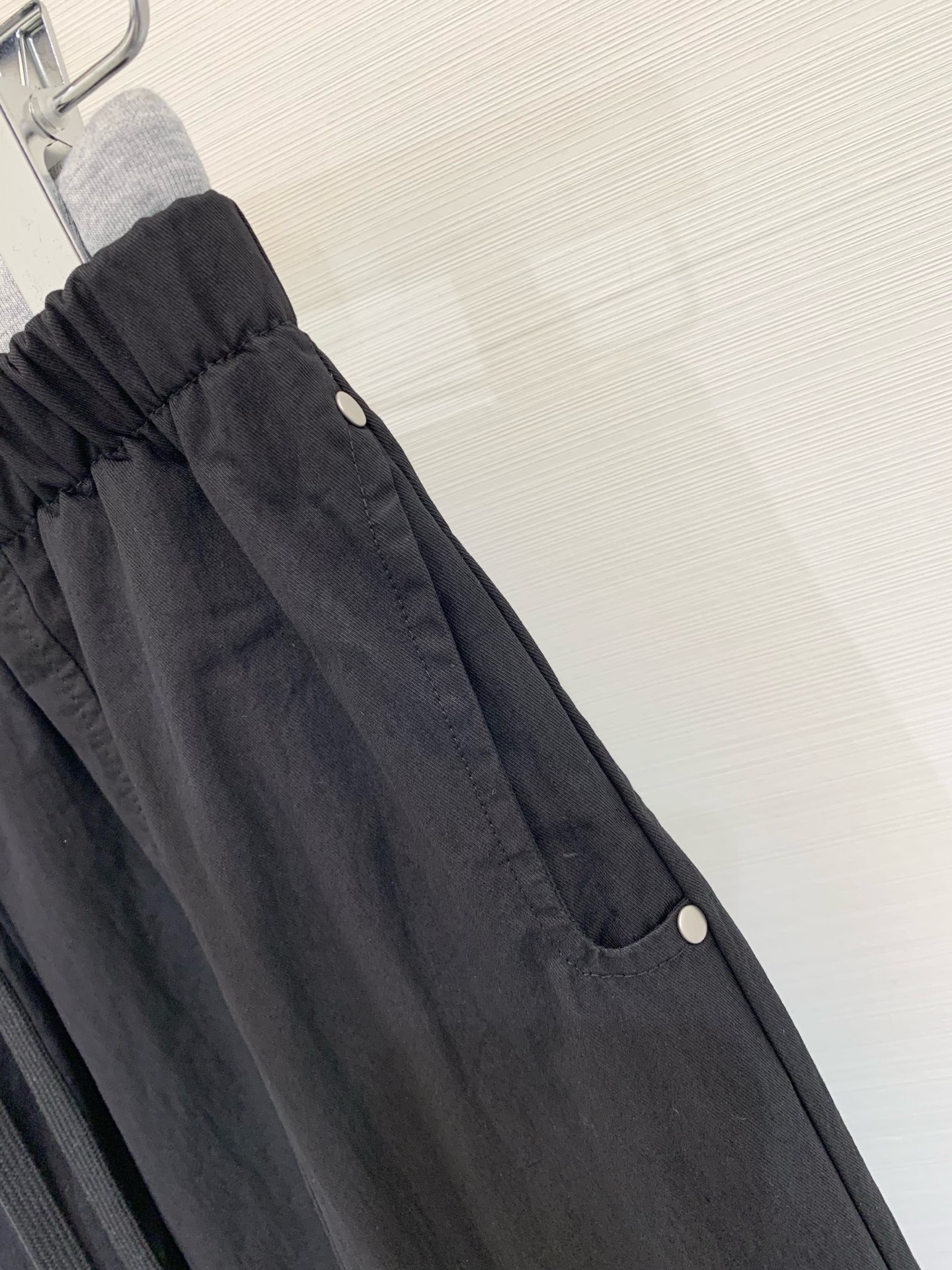 MM6 25早秋新款 拼接抽绳天丝棉牛仔裤 镰刀版型 包容性极好 撞色腰头视觉冲击 极具设计感的爆款单品