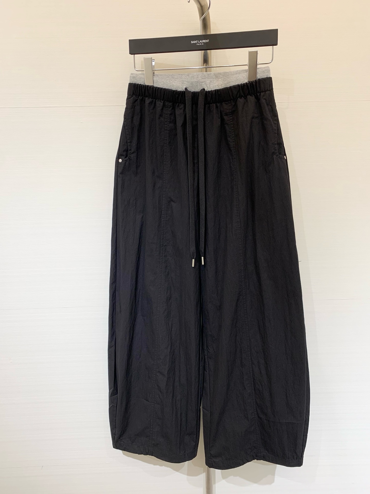 NO:506332,MM6 25 early autumn new style, spliced ​​drawstring cotton jeans, sickle style, excellent inclusiveness, contrasting color waist visual impact, design-oriented popular items, customized embroidery, full of high-end, versatile items that must be bought in all seasons, reduced collar girlish temperament, elegant and sweet, beautiful upper body, look at the details of workmanship quality, two colors sml,,masion margiela,jeans,alexander wang19860909MM6 25早秋新款 拼接抽绳天丝棉牛仔裤 镰刀版型 包容性极好 撞色腰头视觉冲击 极具设计感的爆款单品 订制刺绣尽显高级感 四季必入的百搭单品 减领少女风气质优雅不失甜美 上身美的不要不要的 做工品质看细节 两色sml,,masion margiela,jeans,alexander wang,Women's clothing