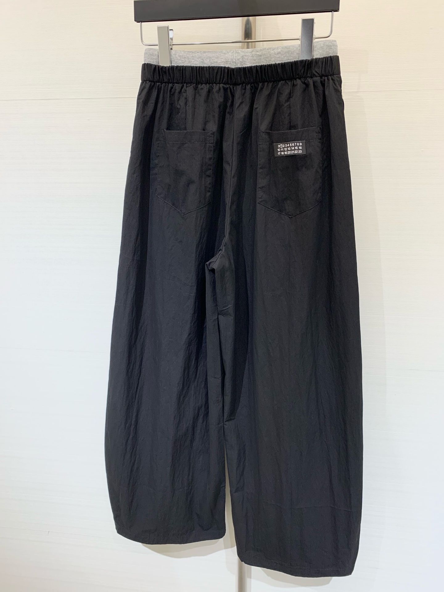 MM6 25早秋新款 拼接抽绳天丝棉牛仔裤 镰刀版型 包容性极好 撞色腰头视觉冲击 极具设计感的爆款单品