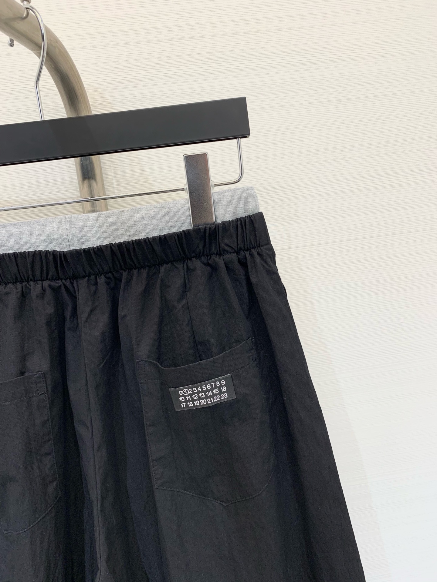 MM6 25早秋新款 拼接抽绳天丝棉牛仔裤 镰刀版型 包容性极好 撞色腰头视觉冲击 极具设计感的爆款单品