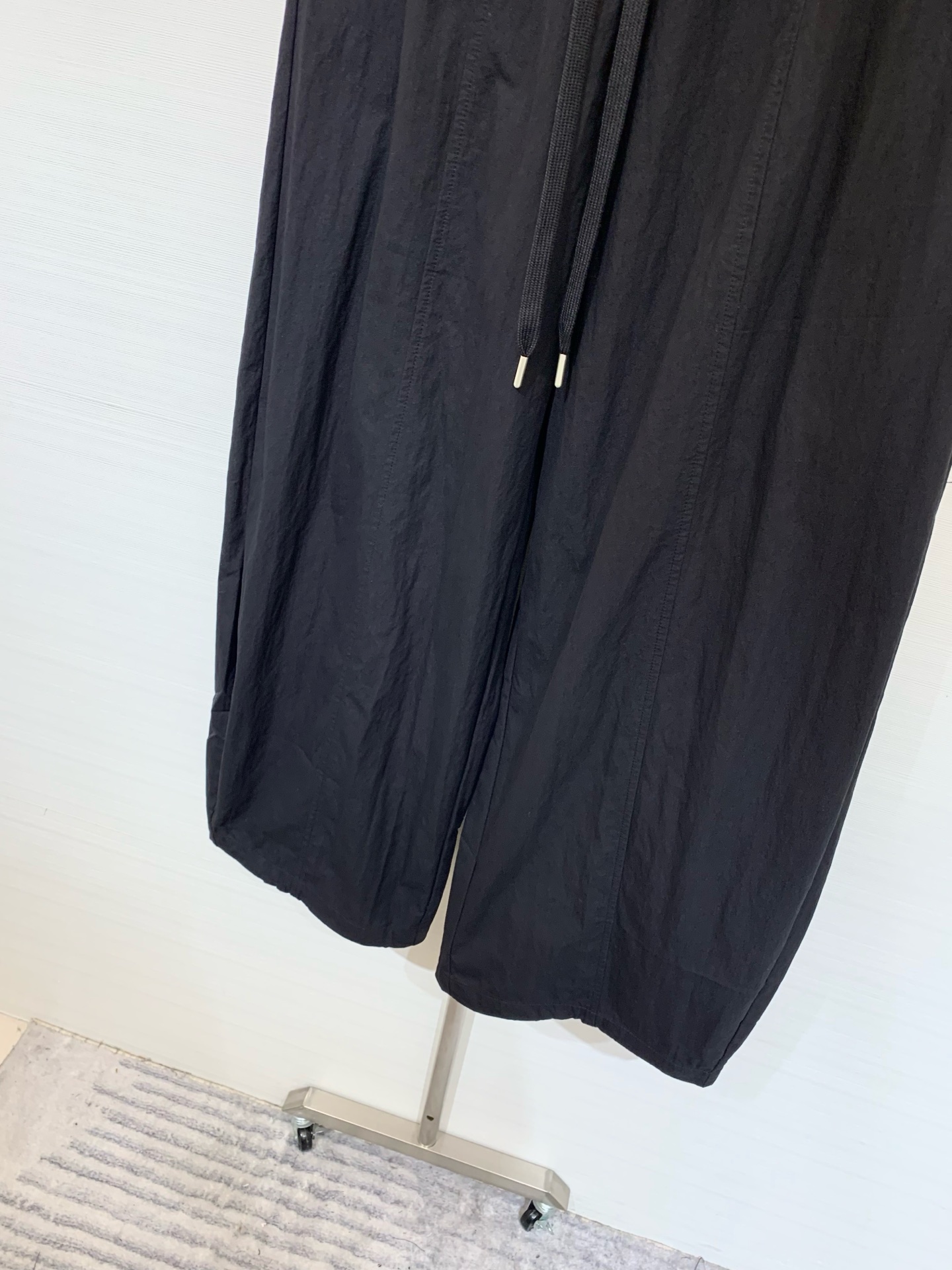 MM6 25早秋新款 拼接抽绳天丝棉牛仔裤 镰刀版型 包容性极好 撞色腰头视觉冲击 极具设计感的爆款单品