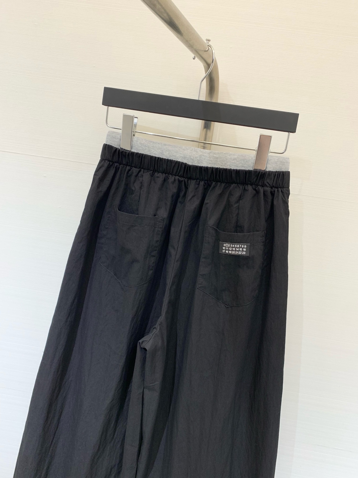 MM6 25早秋新款 拼接抽绳天丝棉牛仔裤 镰刀版型 包容性极好 撞色腰头视觉冲击 极具设计感的爆款单品