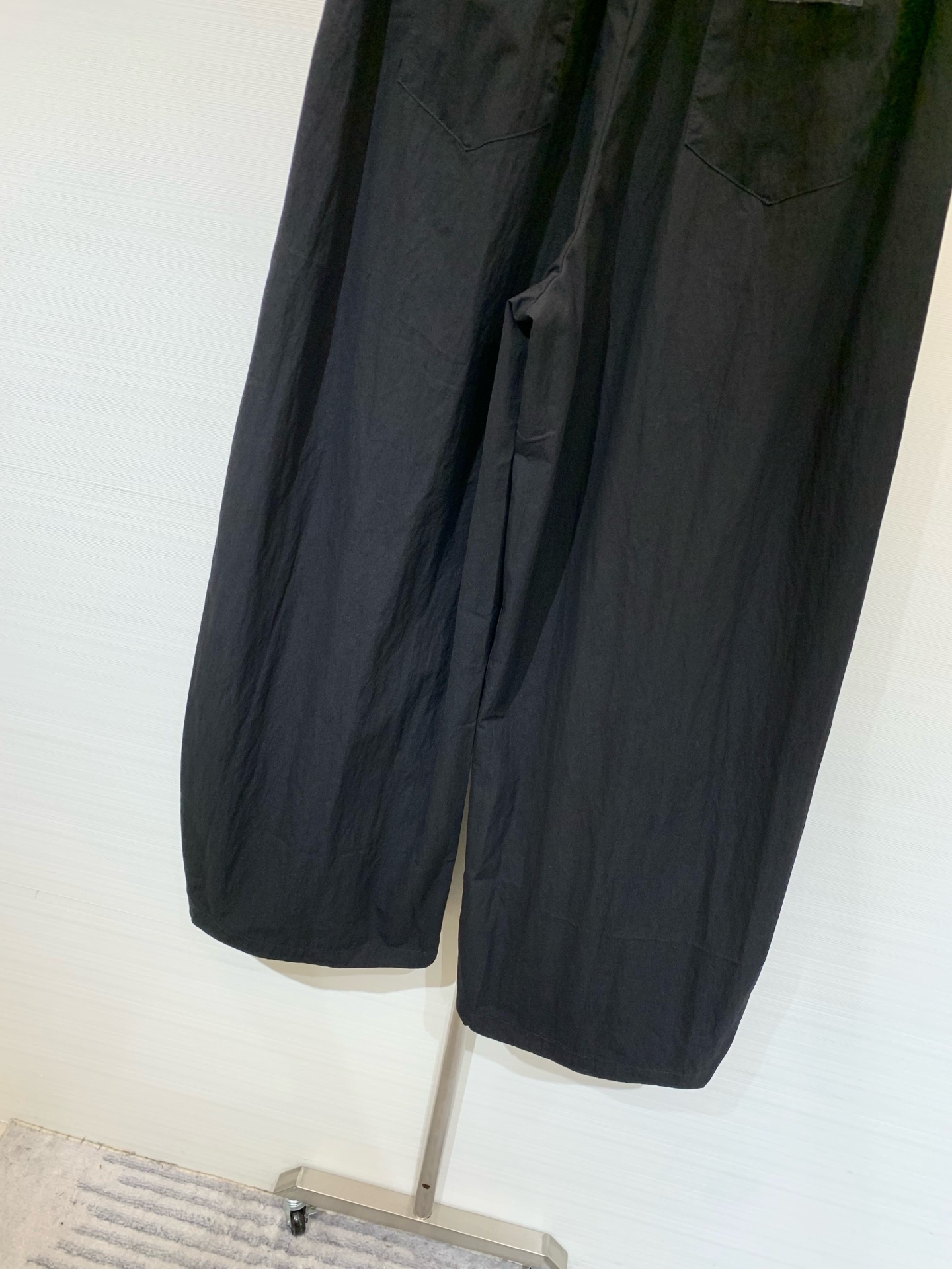 MM6 25早秋新款 拼接抽绳天丝棉牛仔裤 镰刀版型 包容性极好 撞色腰头视觉冲击 极具设计感的爆款单品