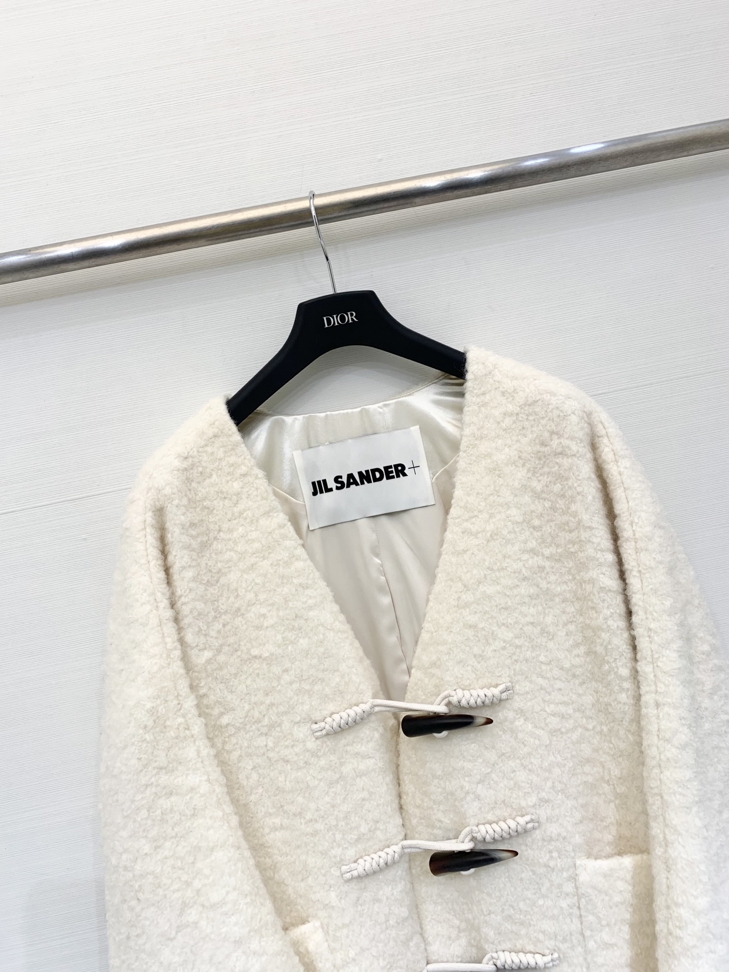 JILSANDER 经典大爆款 🆕秋冬爆款 羊角扣𝐕领羊毛大衣 里衬设计更加舒适 黑色系撞色设计非常百搭