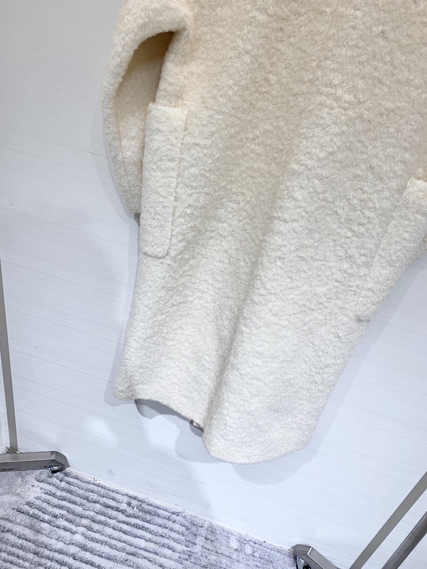 JILSANDER 经典大爆款 🆕秋冬爆款 羊角扣𝐕领羊毛大衣 里衬设计更加舒适 黑色系撞色设计非常百搭