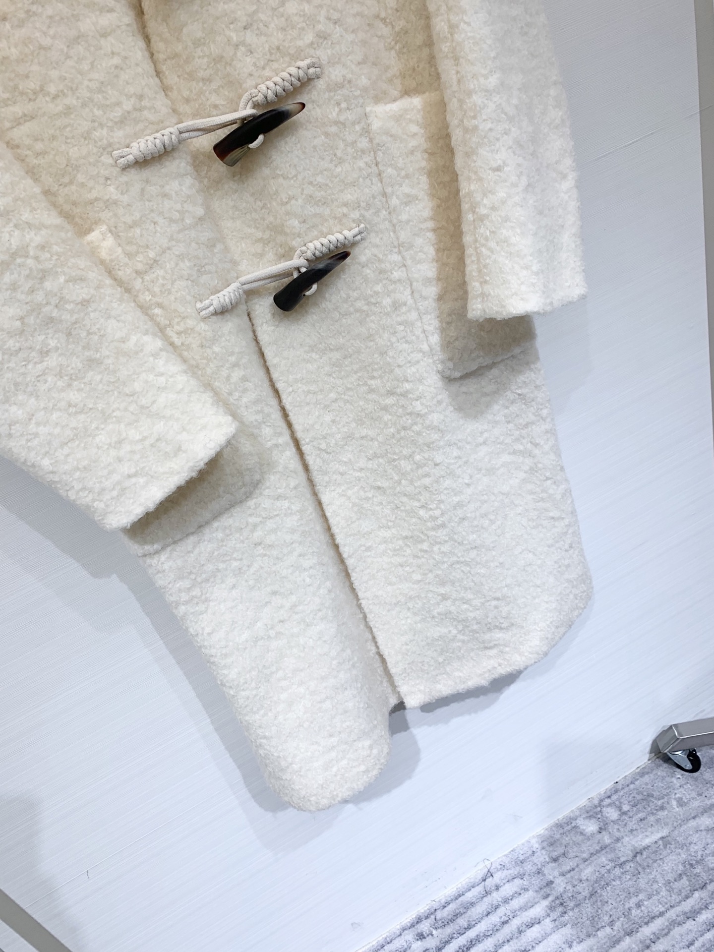 JILSANDER 经典大爆款 🆕秋冬爆款 羊角扣𝐕领羊毛大衣 里衬设计更加舒适 黑色系撞色设计非常百搭