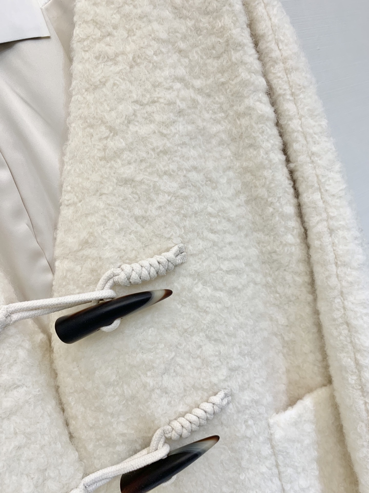 JILSANDER 经典大爆款 🆕秋冬爆款 羊角扣𝐕领羊毛大衣 里衬设计更加舒适 黑色系撞色设计非常百搭