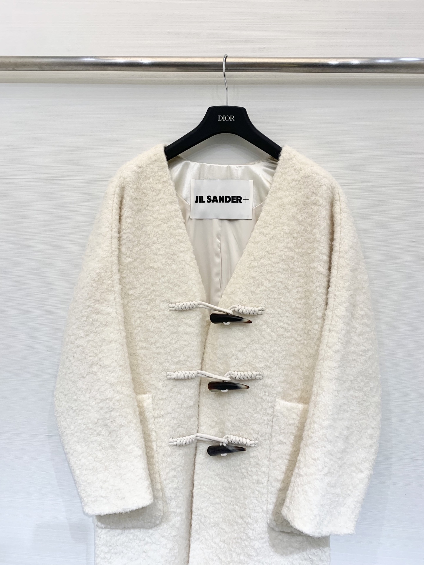 JILSANDER 经典大爆款 🆕秋冬爆款 羊角扣𝐕领羊毛大衣 里衬设计更加舒适 黑色系撞色设计非常百搭