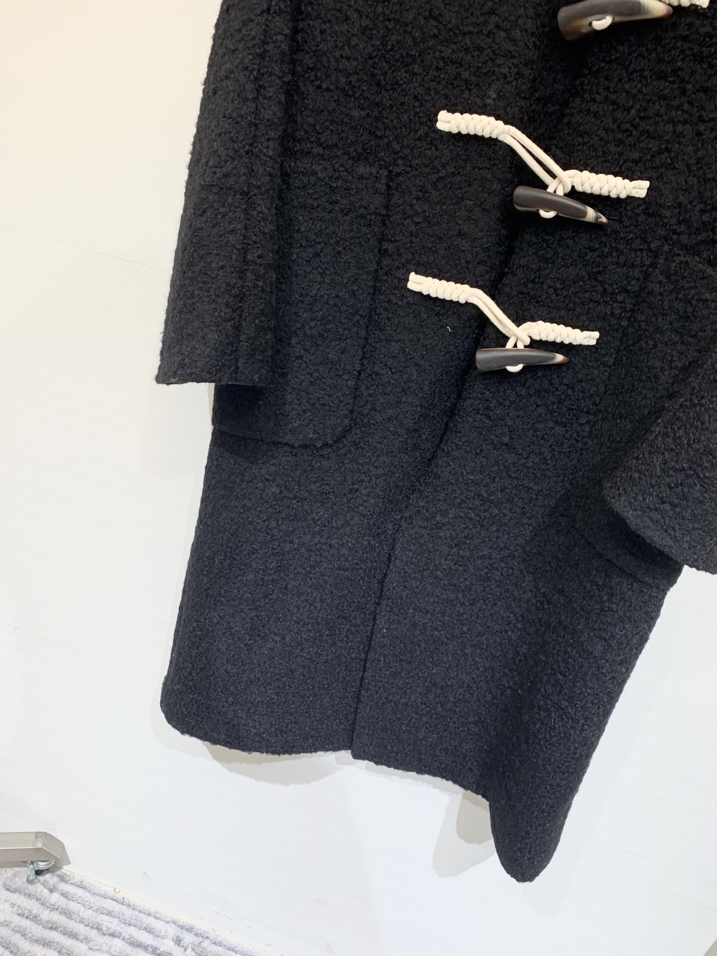 JILSANDER 经典大爆款 🆕秋冬爆款 羊角扣𝐕领羊毛大衣 里衬设计更加舒适 黑色系撞色设计非常百搭