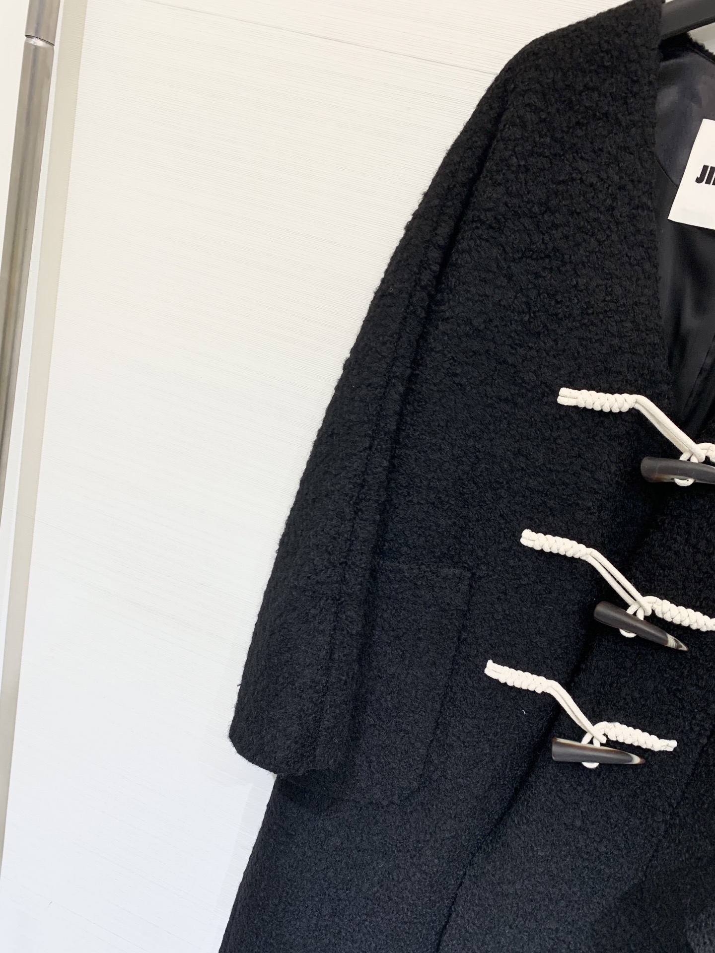 JILSANDER 经典大爆款 🆕秋冬爆款 羊角扣𝐕领羊毛大衣 里衬设计更加舒适 黑色系撞色设计非常百搭