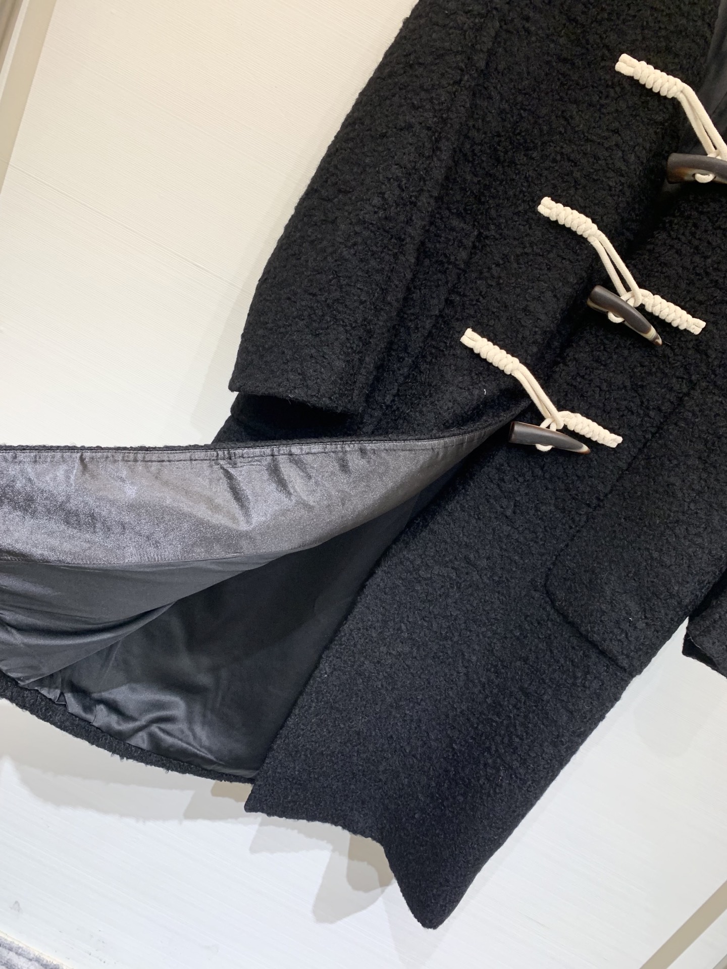 JILSANDER 经典大爆款 🆕秋冬爆款 羊角扣𝐕领羊毛大衣 里衬设计更加舒适 黑色系撞色设计非常百搭