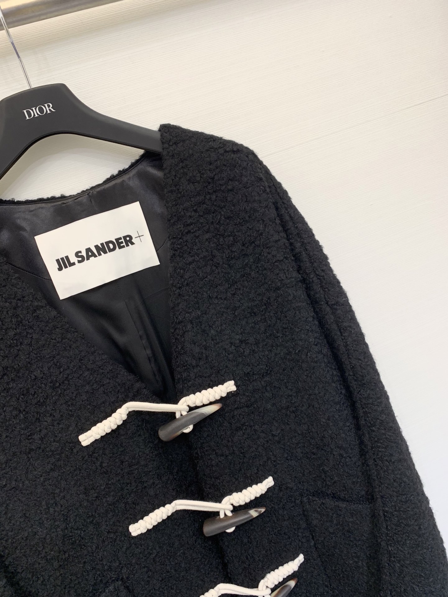 JILSANDER 经典大爆款 🆕秋冬爆款 羊角扣𝐕领羊毛大衣 里衬设计更加舒适 黑色系撞色设计非常百搭