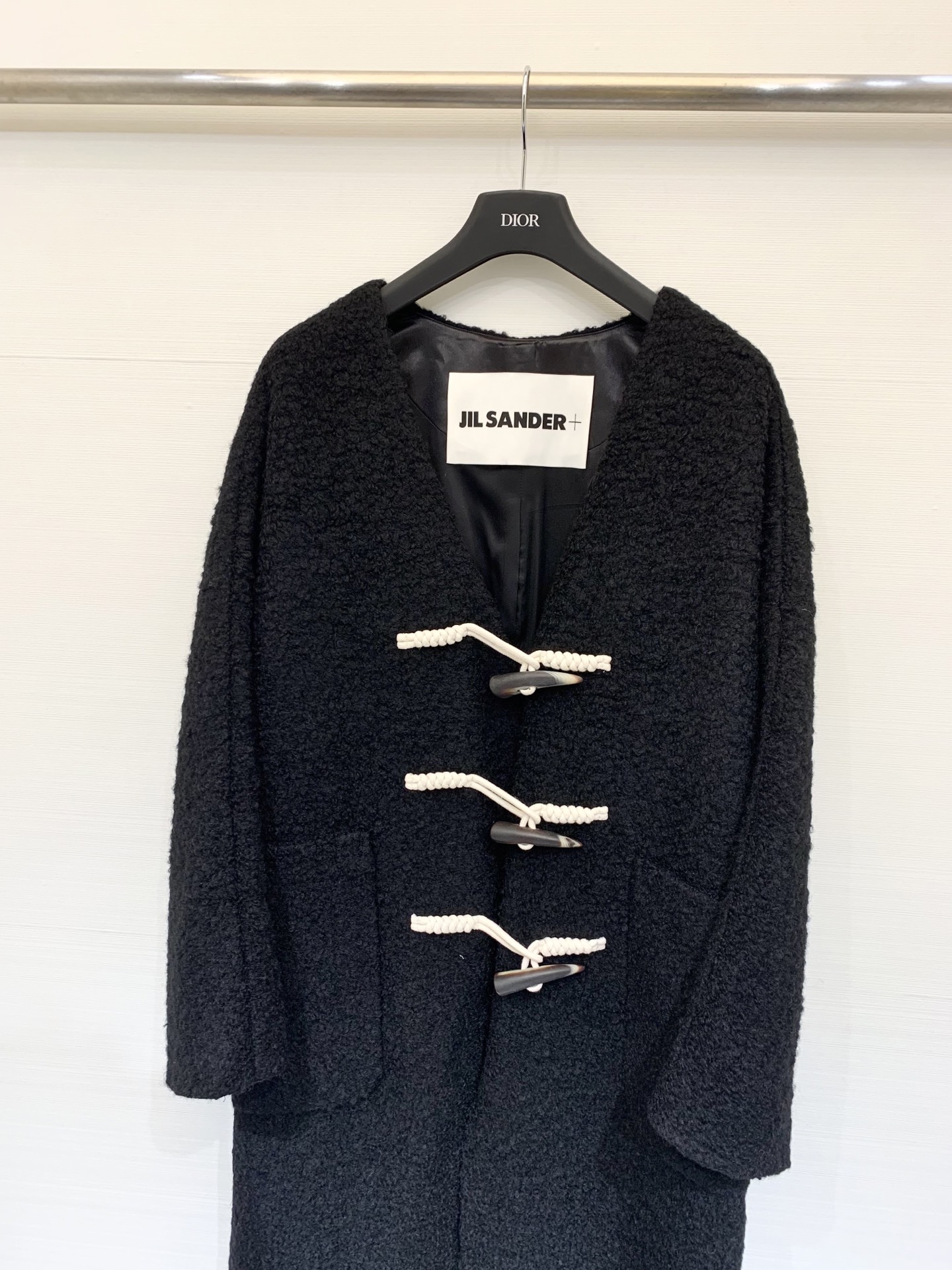 JILSANDER 经典大爆款 🆕秋冬爆款 羊角扣𝐕领羊毛大衣 里衬设计更加舒适 黑色系撞色设计非常百搭