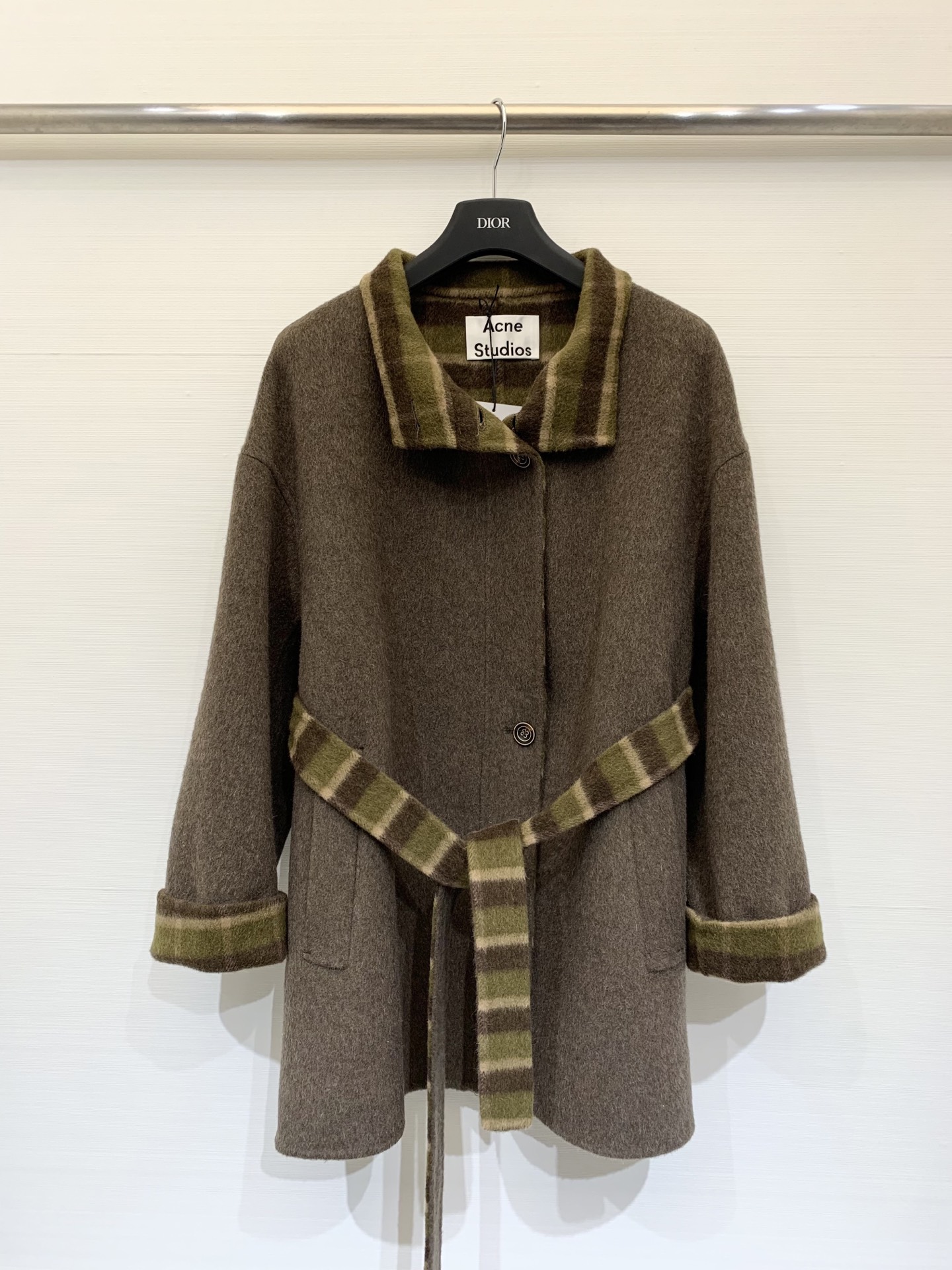Acne Studios 25fw秋冬新款 双面羊毛呢大衣 绿棕相间的ab面设计 丰富了视觉层次 为整体