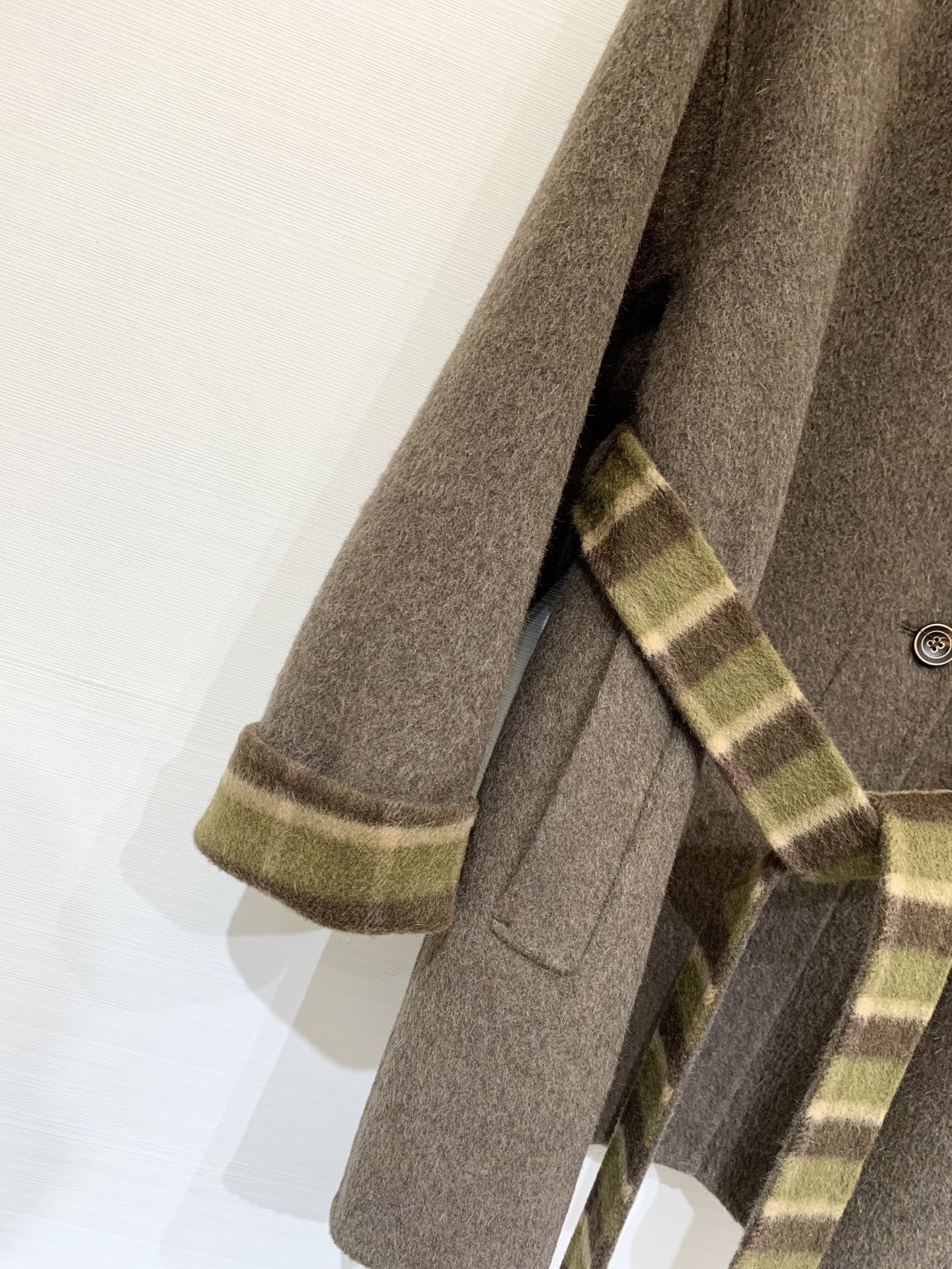 Acne Studios 25fw秋冬新款 双面羊毛呢大衣 绿棕相间的ab面设计 丰富了视觉层次 为整体